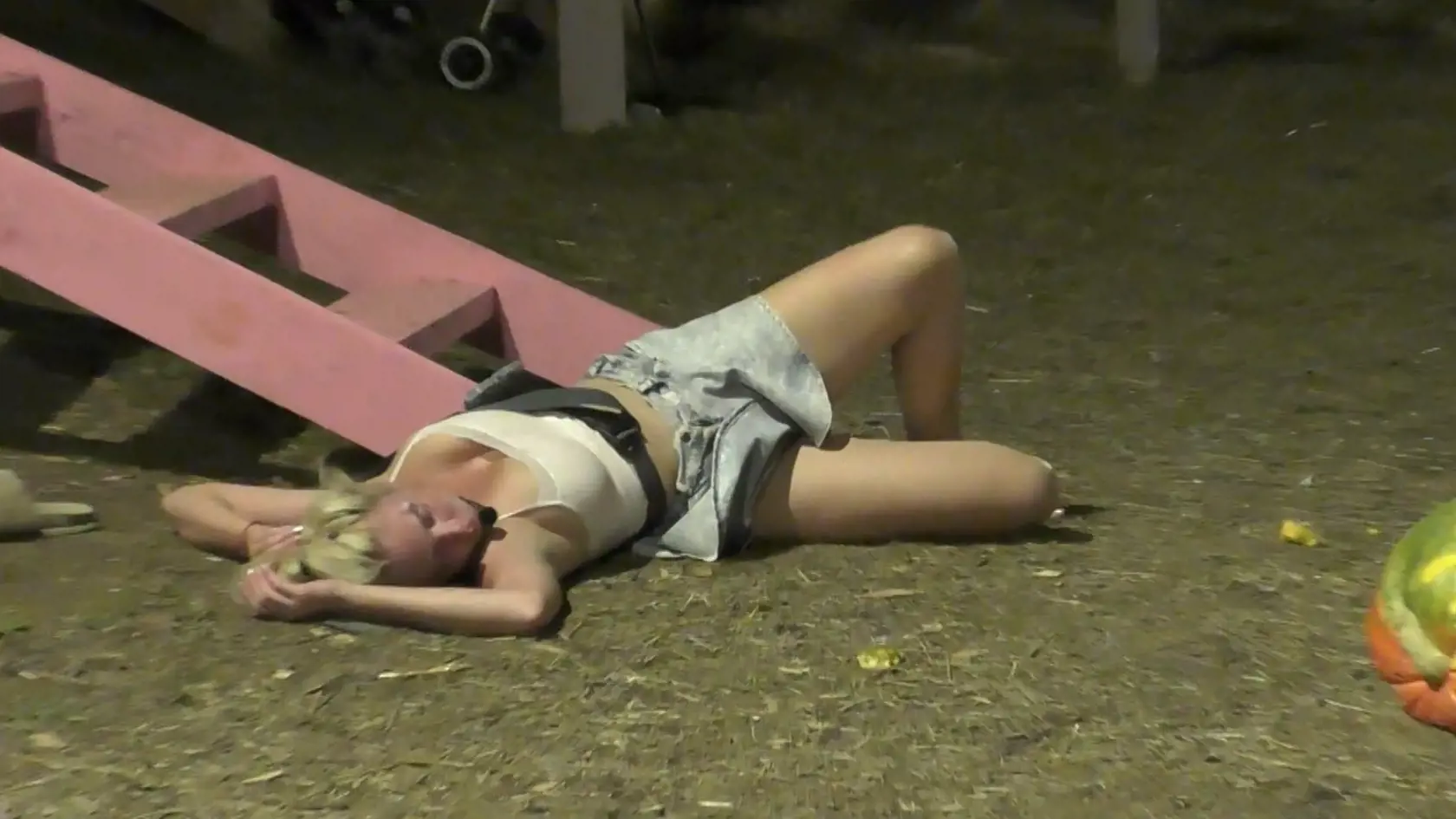 Halloweenska párty na Farme. Keď Timo Sáru odmietol a radšej zaspal, ona sa zrúbala zo schodov.