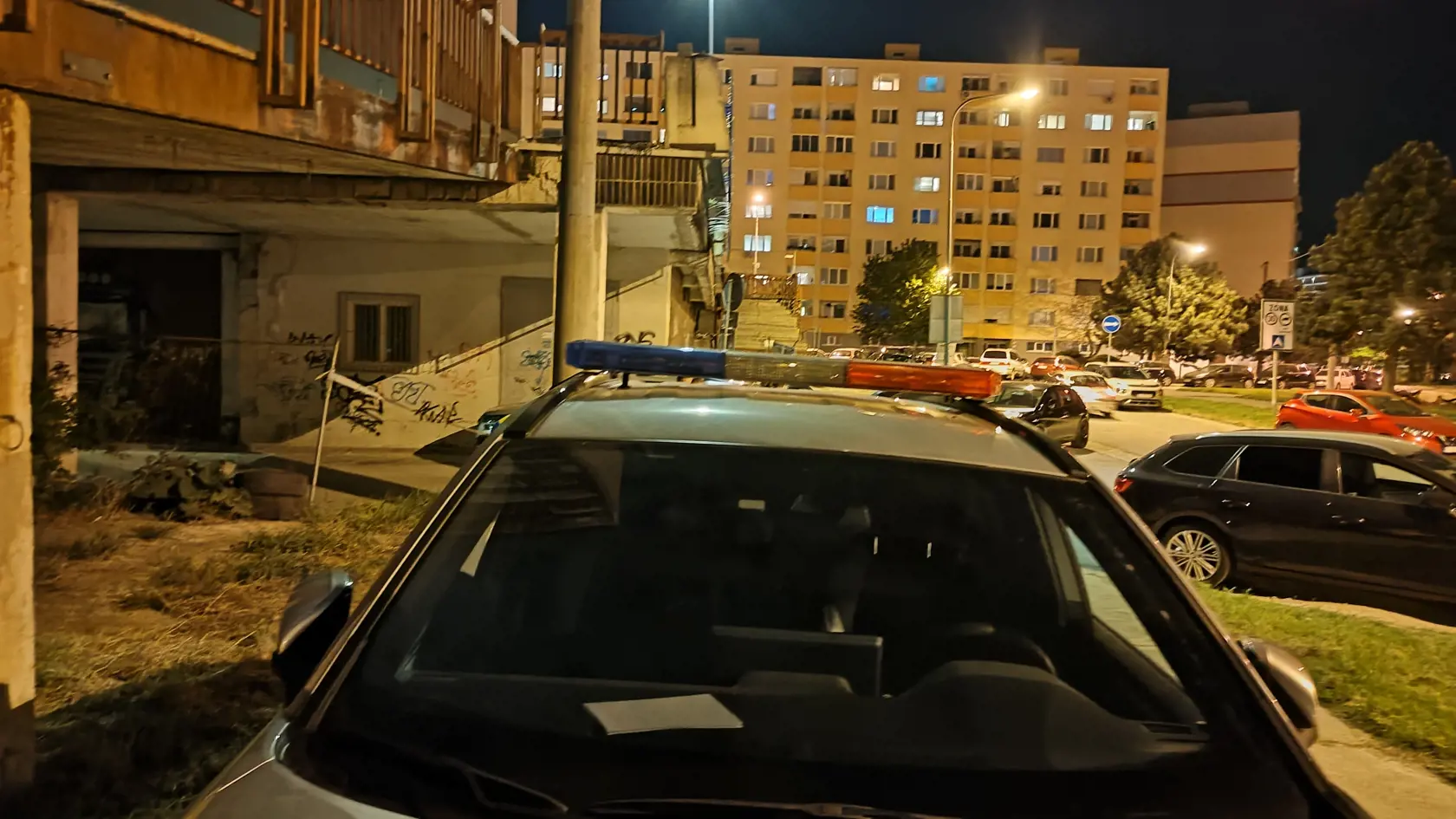 Policajti momentálne vykonávajú rozsiahlu operáciu na mieste incidentu.