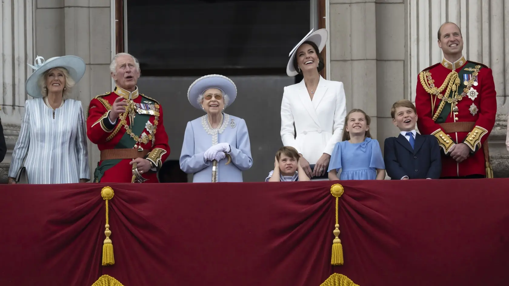 Princ Louis na balkóne Buckinghamského paláca.
