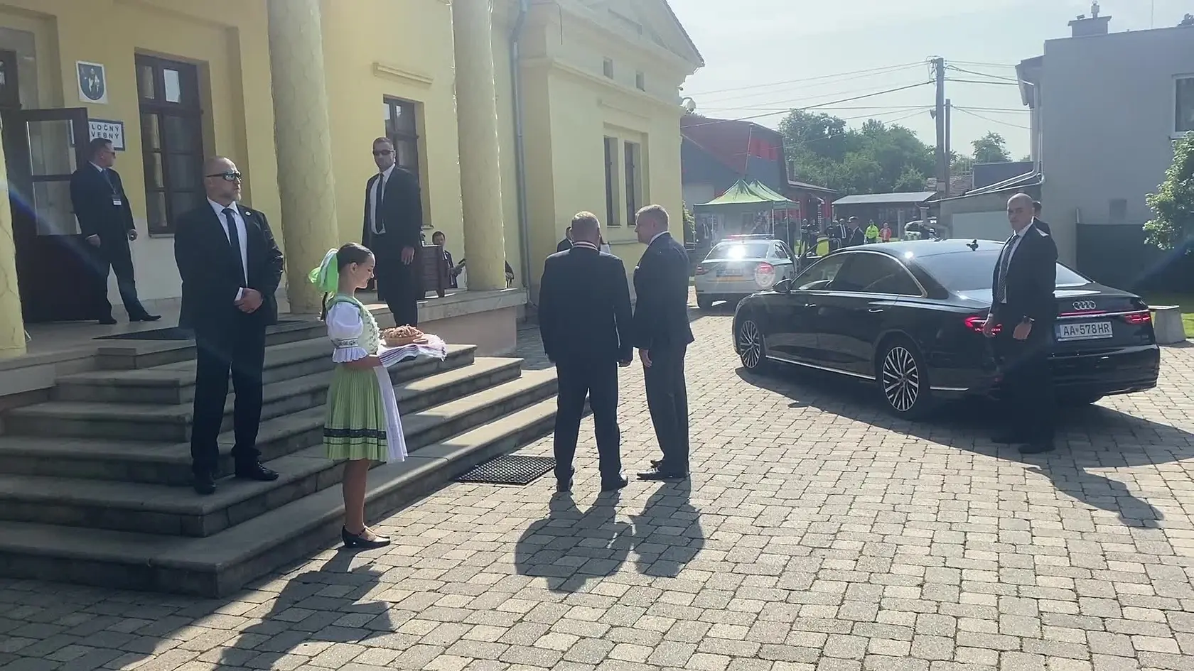 Príchod predsedu vlády Roberta Fica do areálu kaštieľa v Pečovskej Novej Vsi.