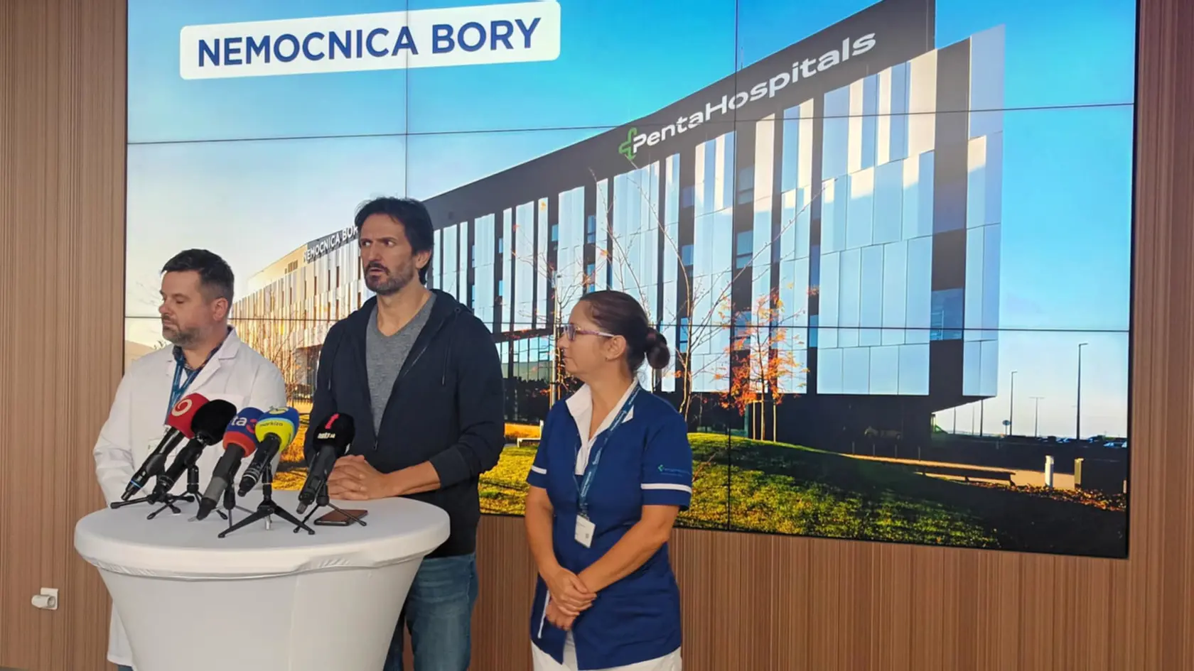 Minister obrany Robert Kaliňák inormuje o výbuchu vo Vojenskom a technickom skúšobnom ústave Záhorie.