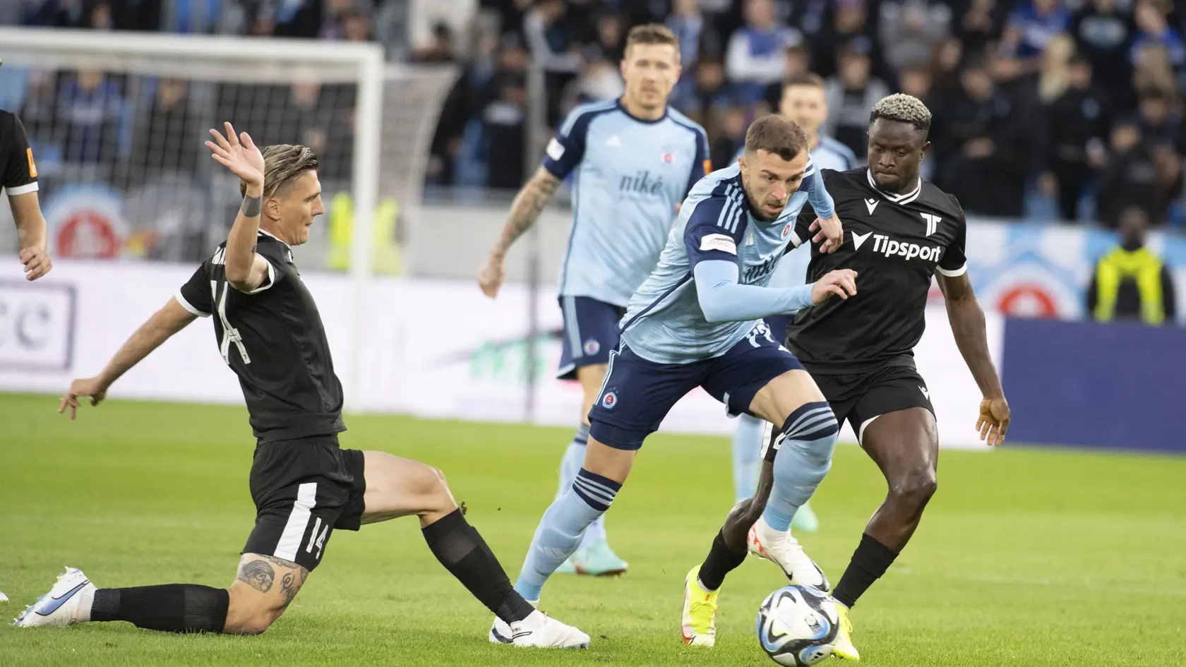 Na archívnej snímke uprostred Aleksandar Čavrič (Slovan), vpravo Hilary Gong a vľavo Taras Bondarenko.
