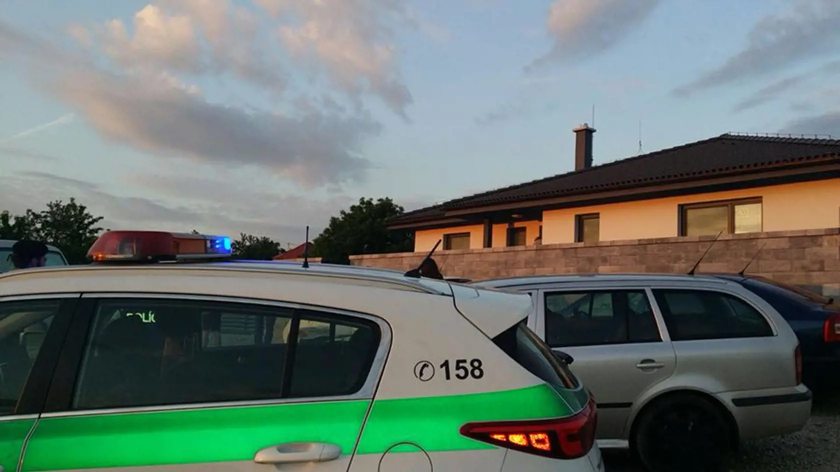 Pri nehode auta s autobusom boli štyria zranení, zasahoval vrtuľník