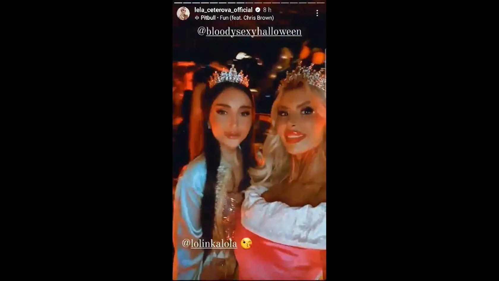 Ona si to ale najviac užila medzi svojimi sexi kamarátkami. Karlos odišiel, no oni pokračovali ďalej.