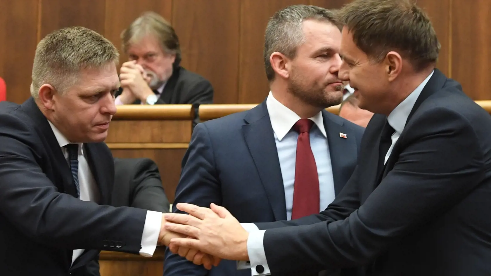 PREČO MÁ FICO ŤAŽKÉ SRDCE NA KAŽIMÍRA? Premiér v relácii pripomenul situáciu spred niekoľkých rokov, keď odišla časť poslancov vtedy opozičného Smeru-SD a založili novú stranu Hlas-SD. "Ja si myslím, že Peter Kažimír zohral veľmi dôležitú úlohu, keď odišli poslanci zo Smeru v tom období. Nemyslím si, že by Kažimír mal podporu Smeru, nemyslím si to, pokiaľ ide o našich kolegov poslancov," konštatoval Fico.