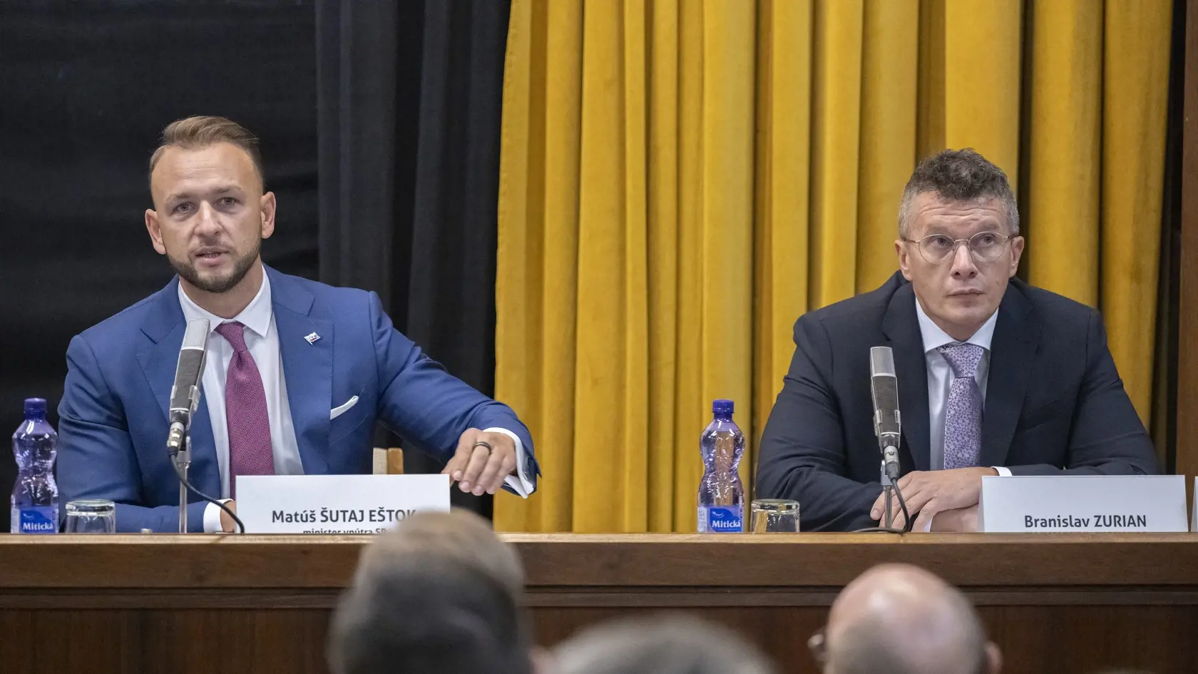 Na snímke bývalý šéf Národnej kriminálnej agentúry (NAKA) a kandidát na šéfa Úradu inšpekčnej služby (ÚIS) Branislav Zurian (vpravo) počas vypočutia na Výbore Národnej rady SR pre obranu a bezpečnosť v Bratislave vo štvrtok 2. novembra 2023.