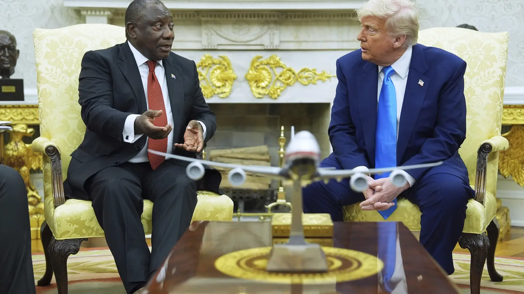 KK28 Washington - Americký prezident Donald Trump (vpravo) a juhoafrický prezident Cyril Ramaphosa počas stretnutia v Oválnej pracovni Bieleho domu vo Washingtone 21. mája 2025. FOTO TASR/AP
President Donald Trump meets South African President Cyril Ramaphosa in the Oval Office of the White House, Wednesday, May 21, 2025, in Washington. (AP Photo/Evan Vucci)
