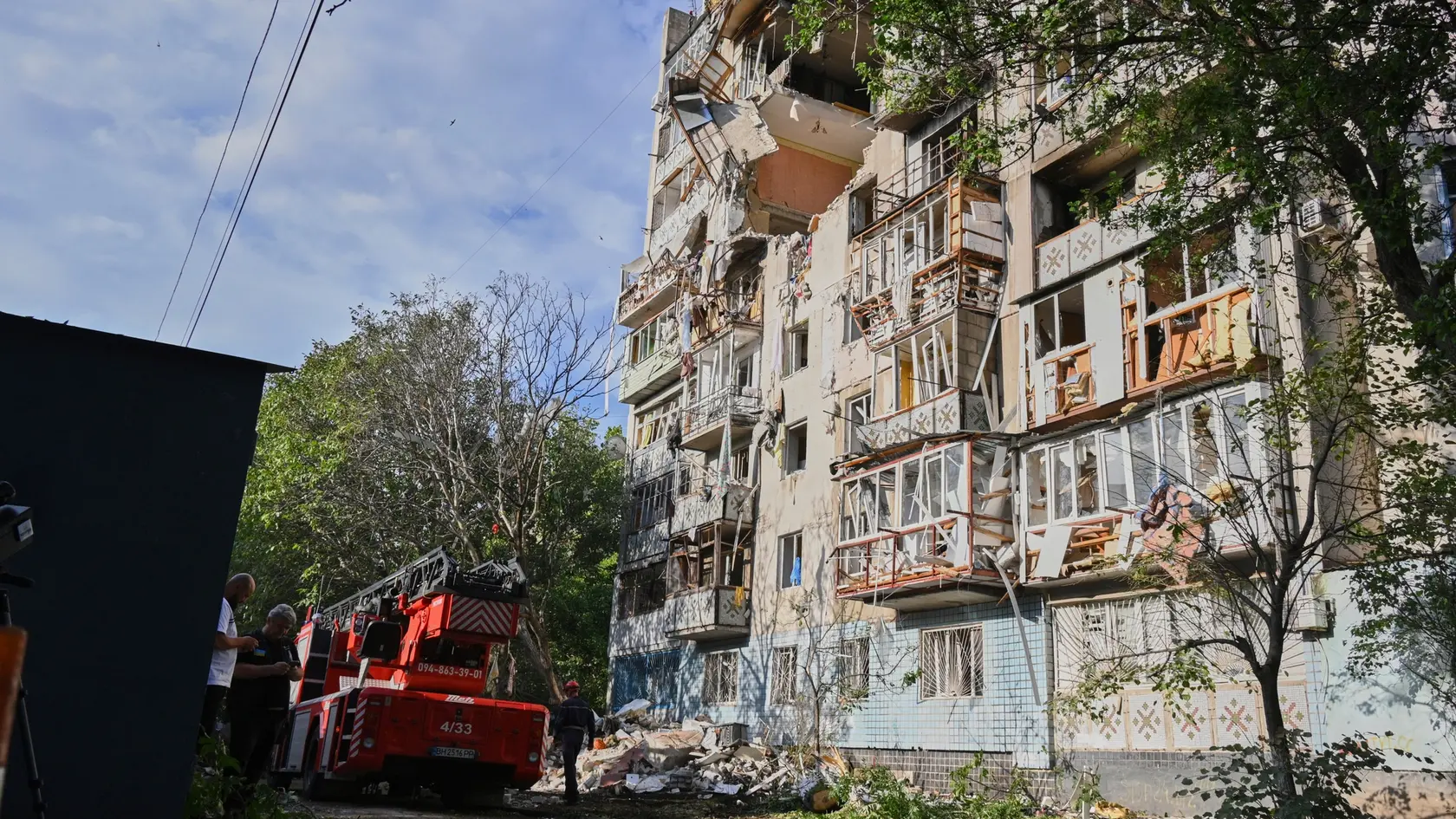 Na snímke obytný panelák po útoku ruskej armády v ukrajinskom meste Odesa vo štvrtok 24. júla 2025.
