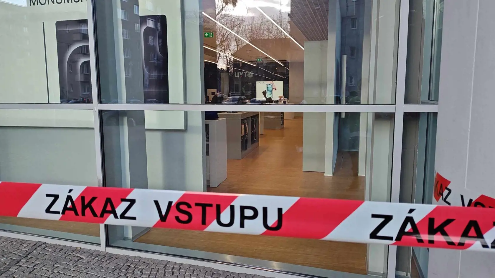 Na snímke rozbité sklo v bratislavskom nákupnom centre Central po nočnej krádeži v predajni Apple.