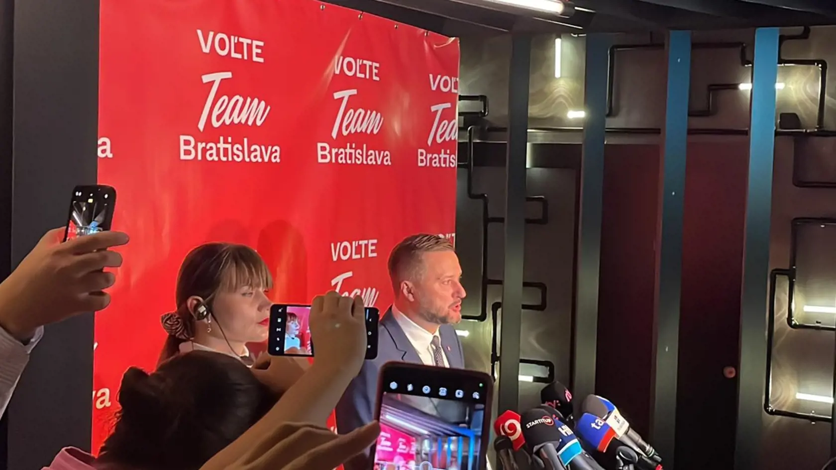 Matúš Vallo na prvom brífingu po výsledkom exitpollu, v ktorom porazil Kusého.