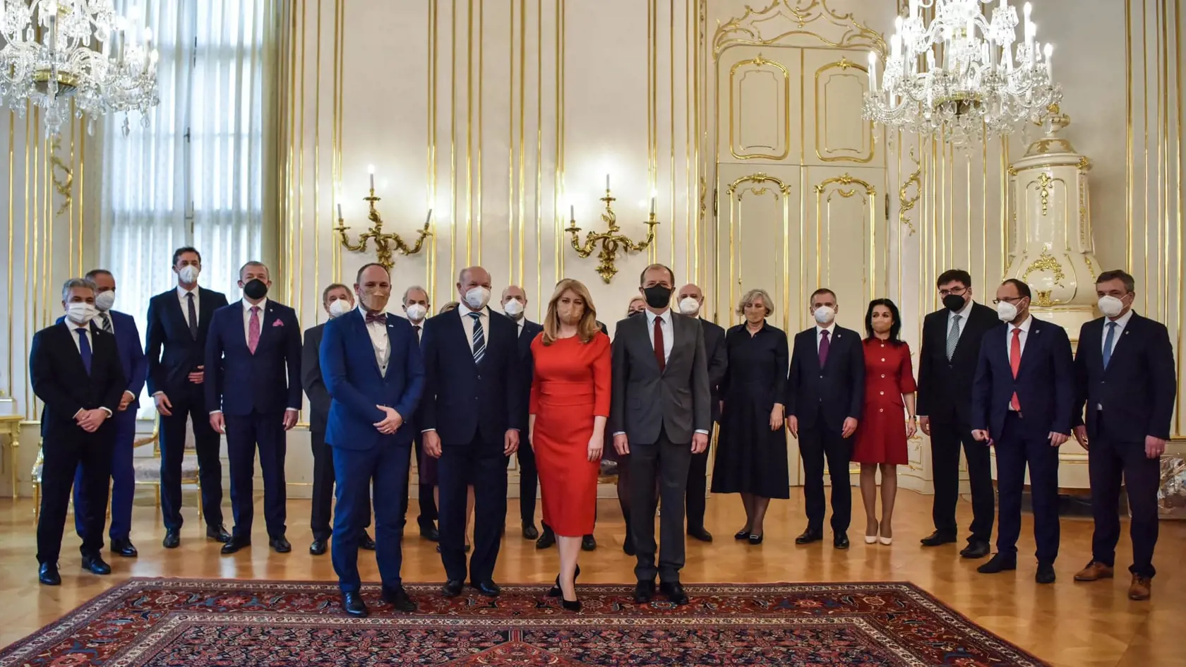 Prezidentka republiky prijíma denne desiatky návštev a súčasťou jej stretnutí sú aj oficiálne fototermíny. Niektorí politici majú svoj typický postoj, či pózu ako napr. Angela Merkelová, ktorá na každej fotografii drží ruky spojené tak, že prstami a palcami vytvára tvar kosoštvorca. Naša pani prezidentka svoje pózy strieda, myslím, že je to vždy aj o konkrétnej situácii a nálade. Na takéto fototermíny si politici musia zvyknúť, pretože na zábere v televízii, či novinách budú zvečnení presne tak, ako sa v danej chvíli tvária.
