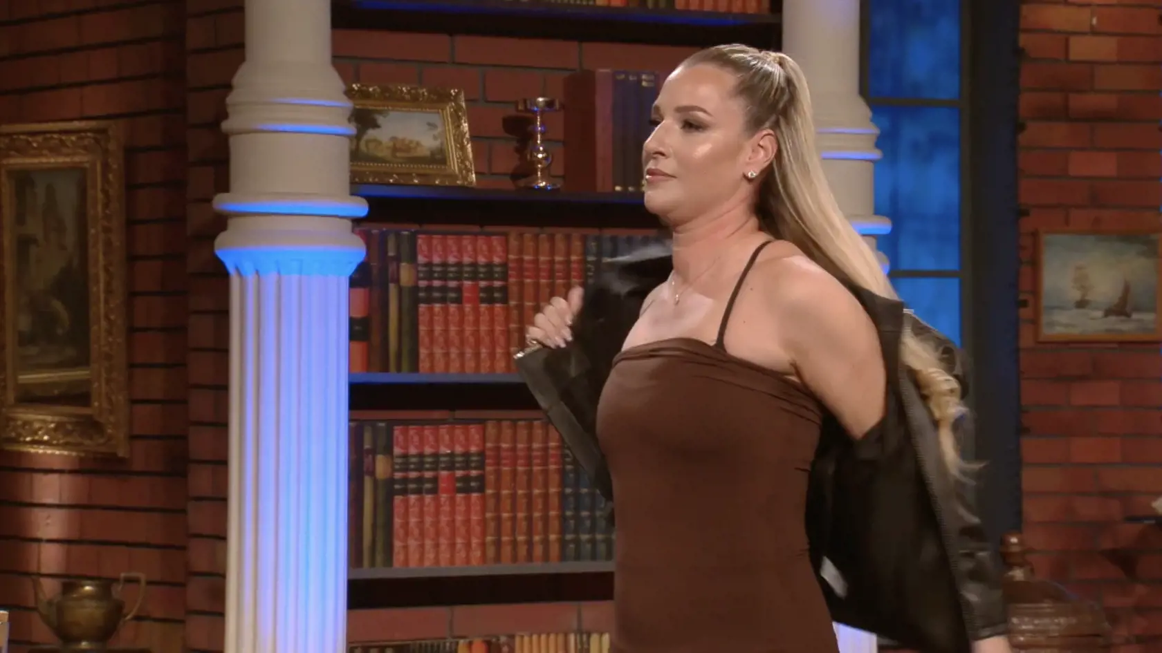 Dominika Cibulková v relácii Neskoro večer. Marcina odzbrojí, keď sa začne vyzliekať.