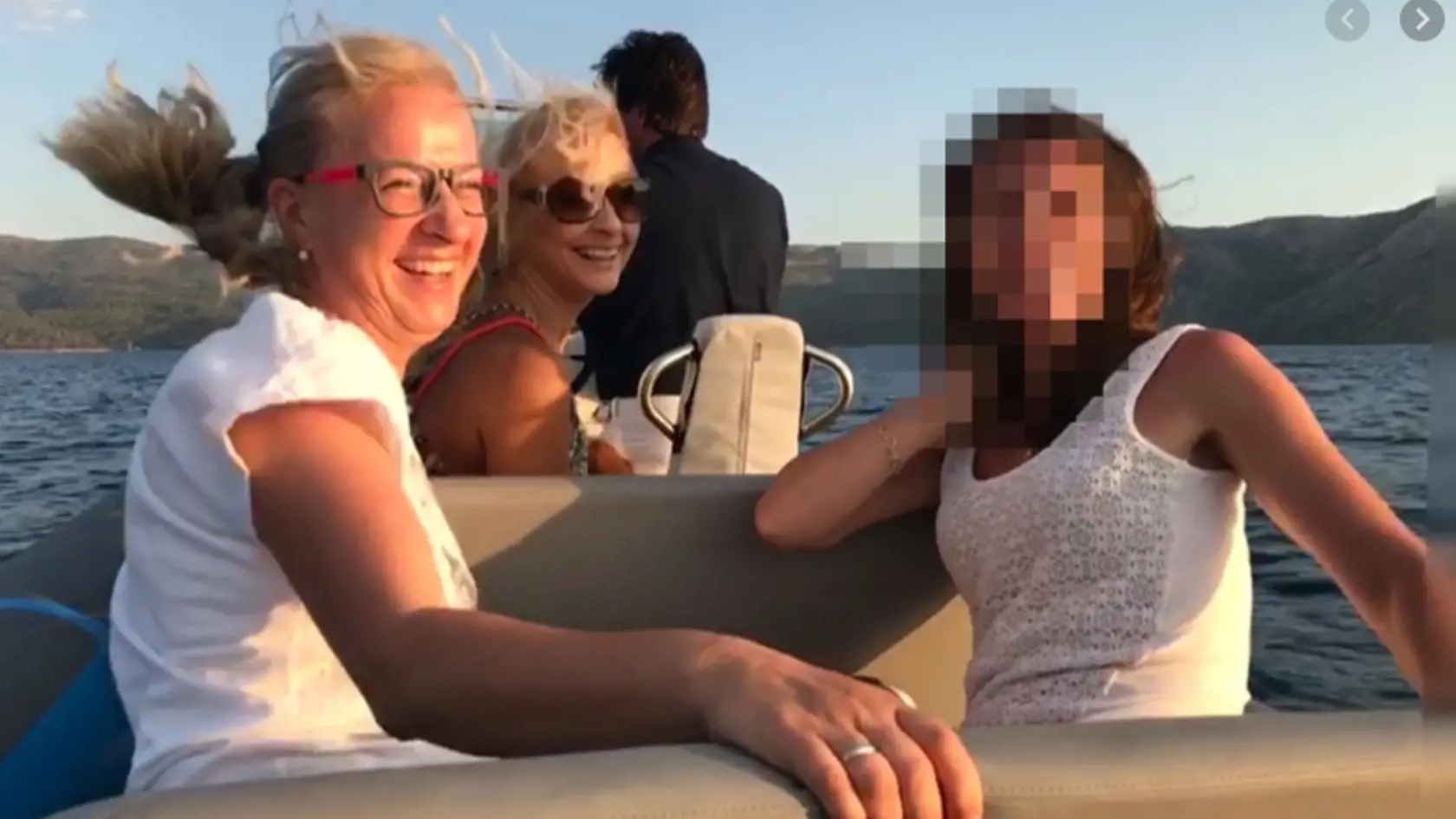 Zuzana Tománková (na fotografii vpredu) na člne s Marianom Kočnerom počas dovolenky v lete 2017.