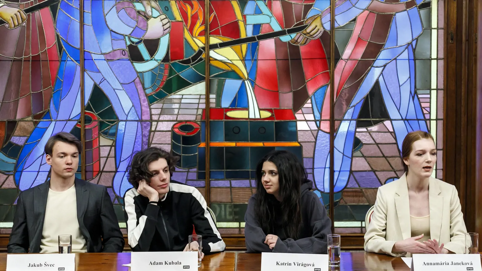 Na snímke zľava herci Jakub Švec, Adam Kubala, Katrin Virágová a Annamária Janeková počas tlačovej konferencie po verejnej generálke inscenácie Fantomas v réžii Valerie Schulczovej v Divadle P. O. Hviezdoslava v Bratislave vo štvrtok 2. februára 2023. FOTO TASR - Dano Veselský