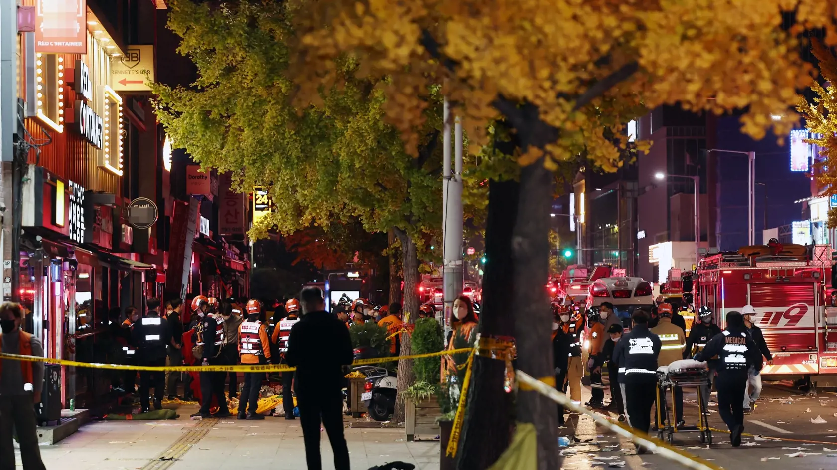 Policajti hliadkujú na ulici, kde došlo k tlačenici počas osláv Halloweenu v juhokórejskom meste Soul v sobotu večer miestneho času 29. októbra 2022.