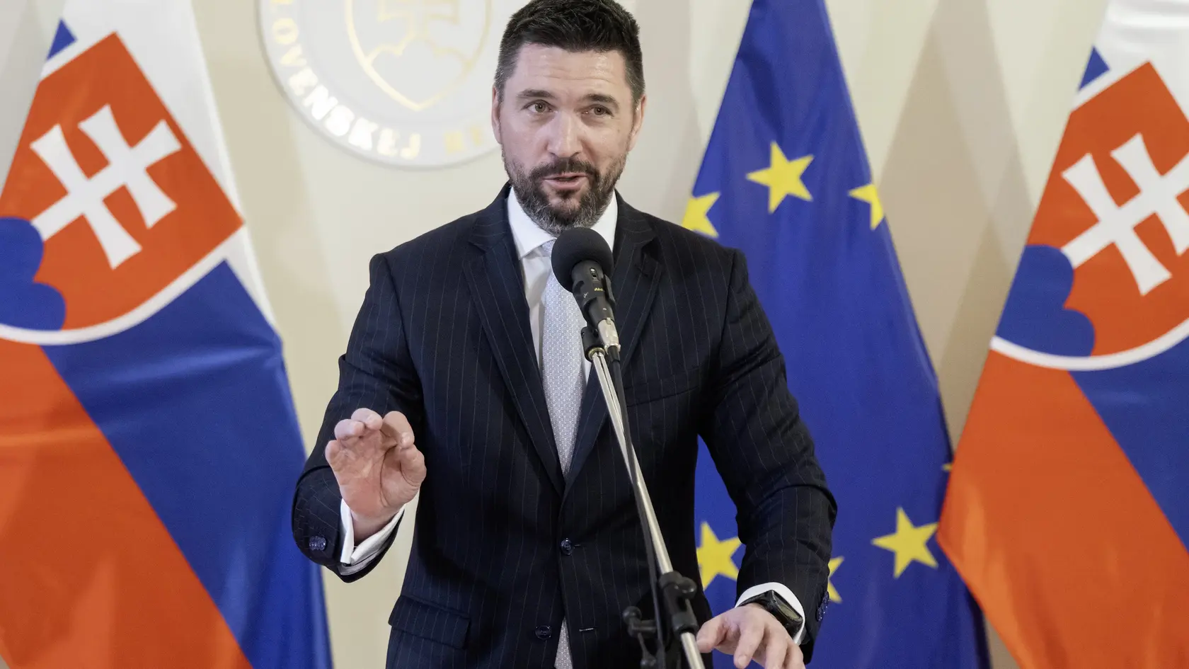 Na snímke minister pôdohospodárstva a rozvoja vidieka SR Richard Takáč (Smer-SD) počas tlačovej konferencie po skončení 90. schôdze vlády SR 21. mája 2025 v Bratislave.