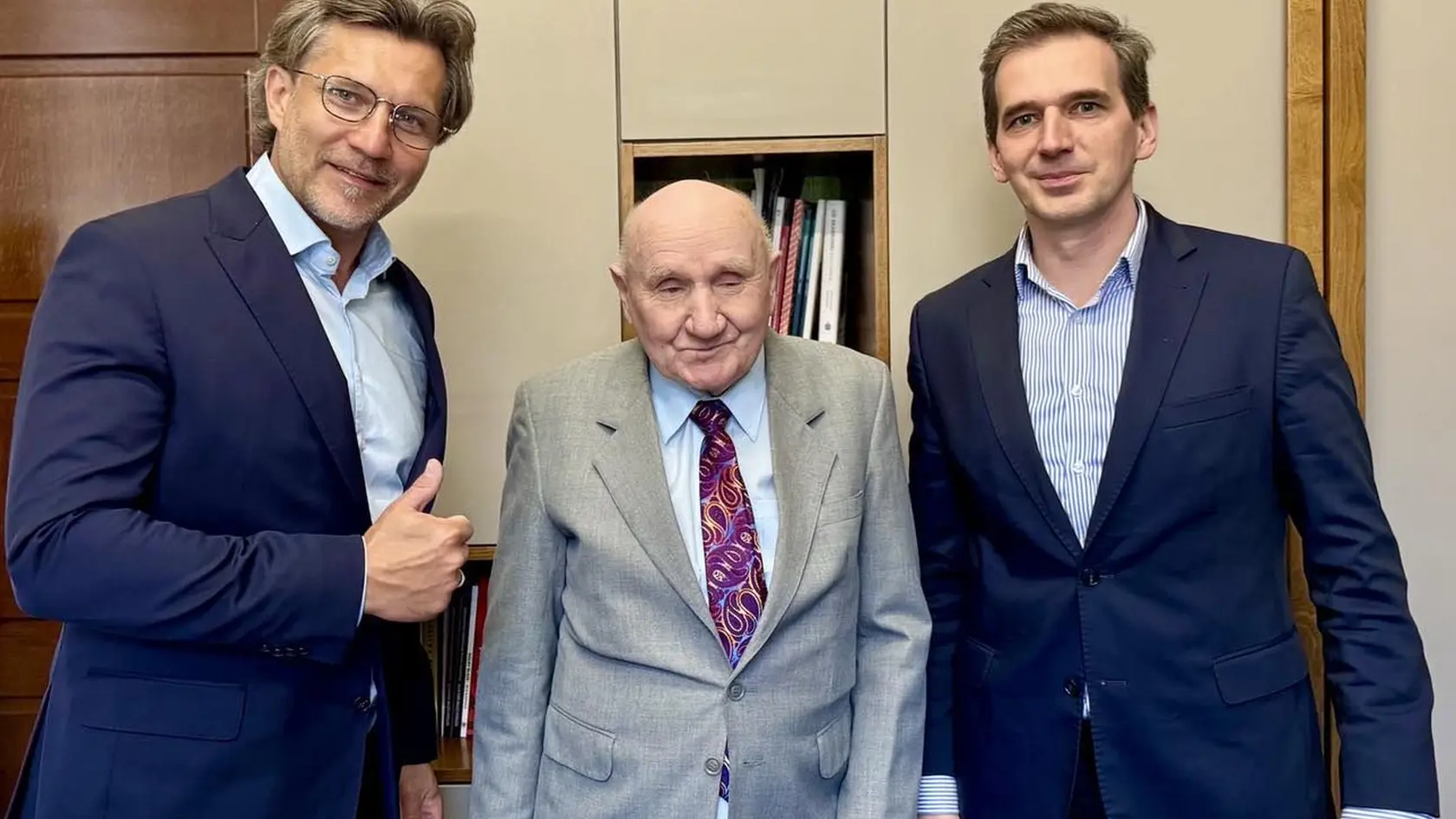 Primátor mesta Kalisza Krystian Kinastowski (vľavo) pred skúškami poprial šťastie pánovi Józefovi Perugovi (85).