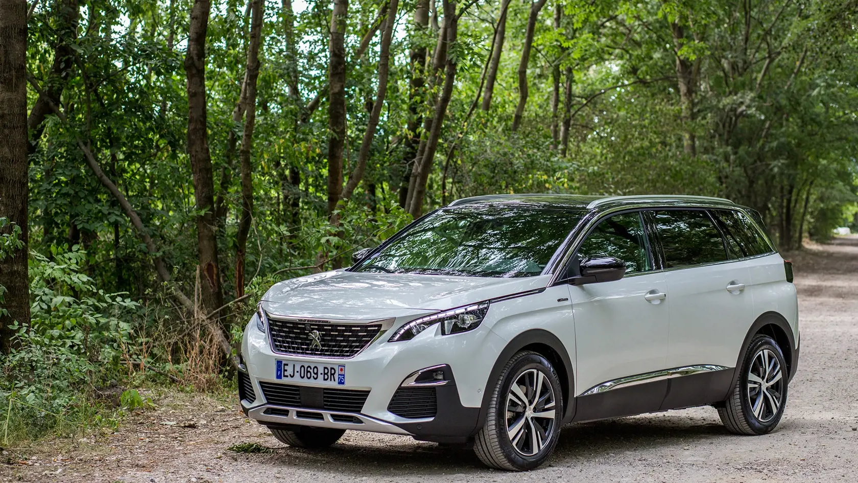 Peugeot 5008 vyzerá výborne, podobnosť s menším modelom 3008 je očividná.