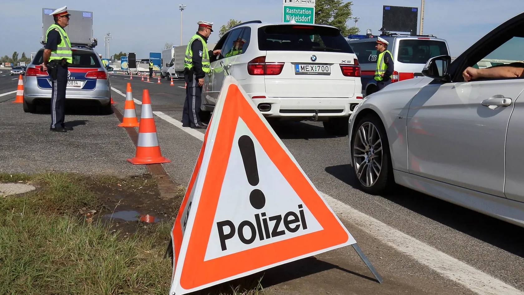 Rakúšania dávajú za jazdu bez známky vysoké pokuty.