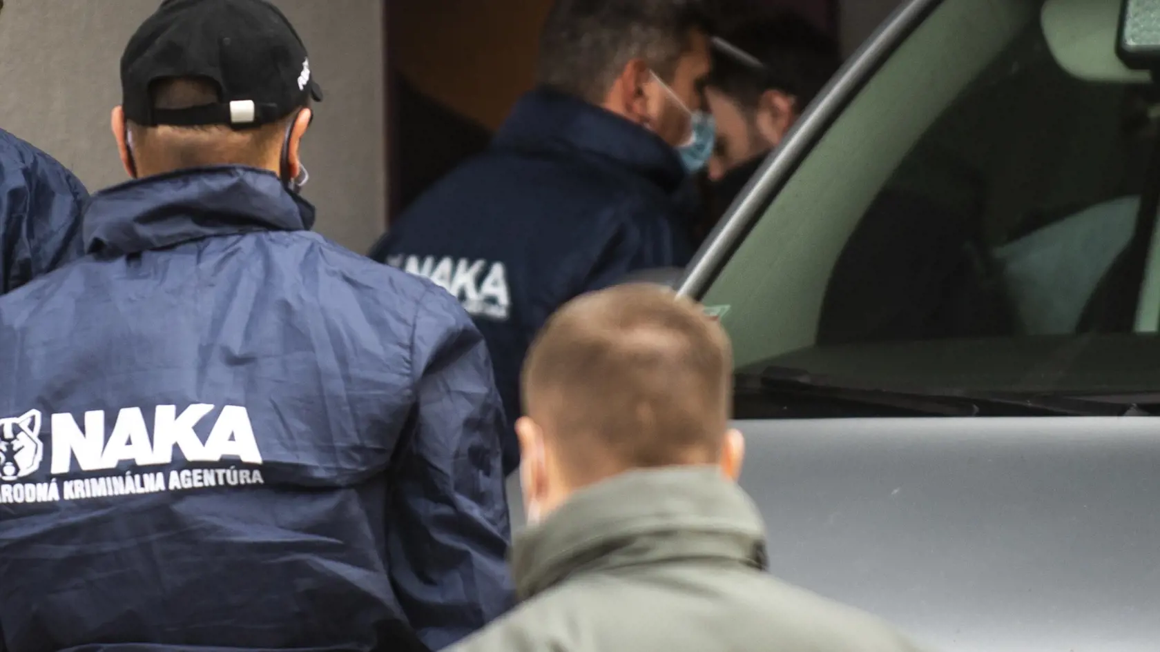 Na snímke policajná eskorta a príslušníci NAKA privádzajú vysokého policajného funkcionára Norberta Paksiho a špeciálneho prokurátora Dušana Kováčika na pojednávanie na Špecializovaný trestný súd v Pezinku v nedeľu 25. okóbra 2020.