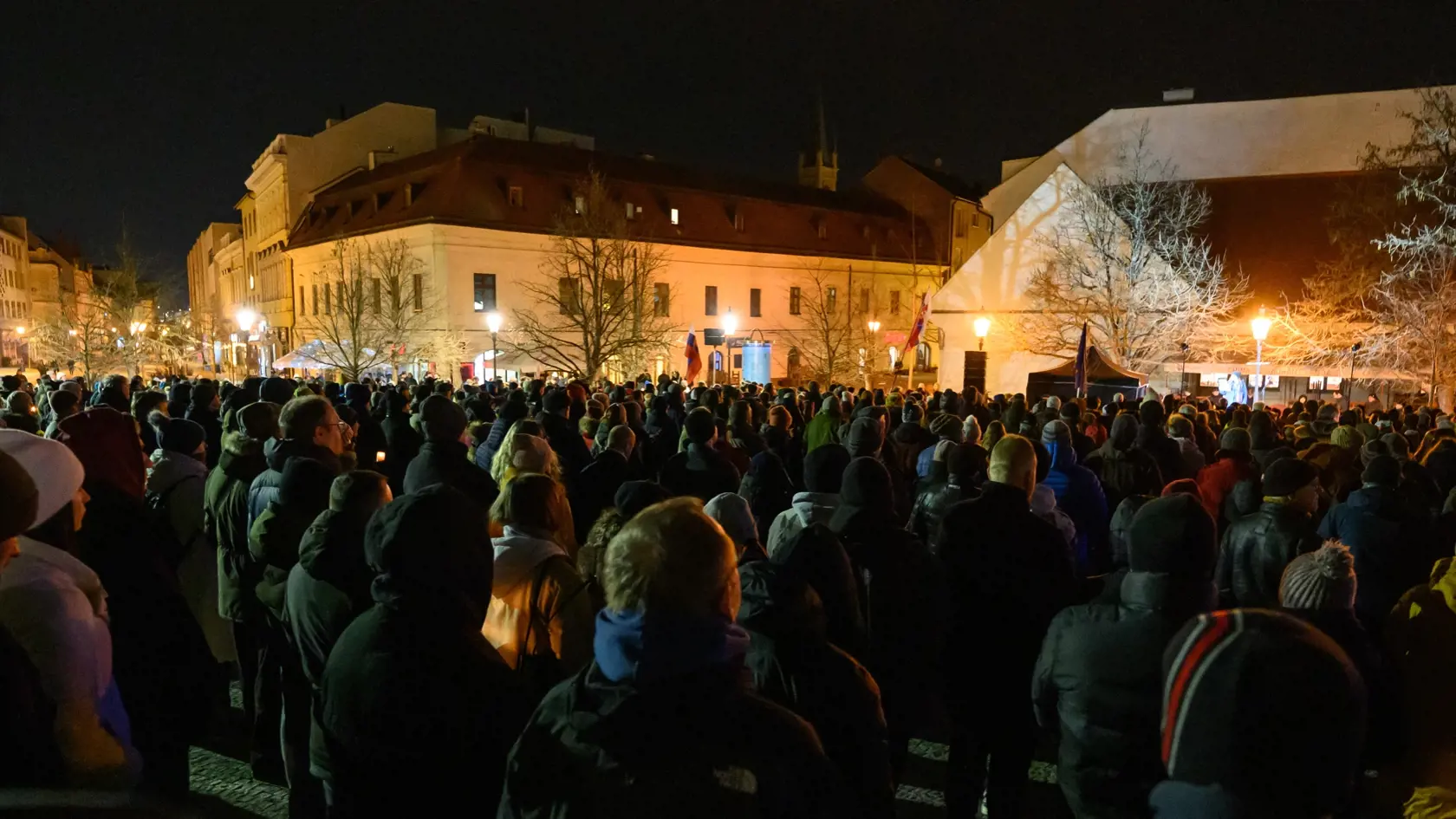 Na snímke účastníci spoločného zhromaždenia  pri príležitosti 7. výročia vraždy Jána Kuciaka a Martiny Kušnírovej a iniciatívy Mier Ukrajine v Nitre v piatok 21. februára 2025. Novinára Jána Kuciaka a jeho snúbenicu Martinu Kušnírovú zavraždili 21. februára 2018 v ich rodinnom dome vo Veľkej Mači v okrese Galanta. Najpravdepodobnejším motívom bola podľa polície jeho investigatívna žurnalistická práca.