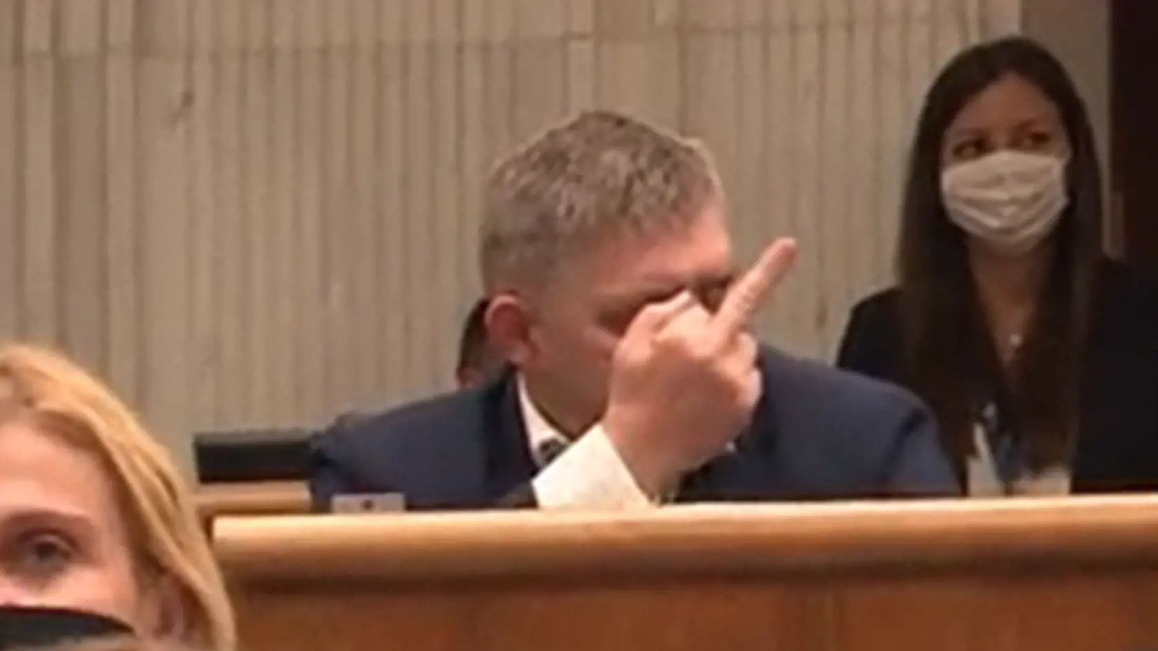 Roberta Fica rozhnevalo, že Jozef Pročko poukázal na jeho údajnú opitosť. Adresoval mu preto vulgárne gesto.