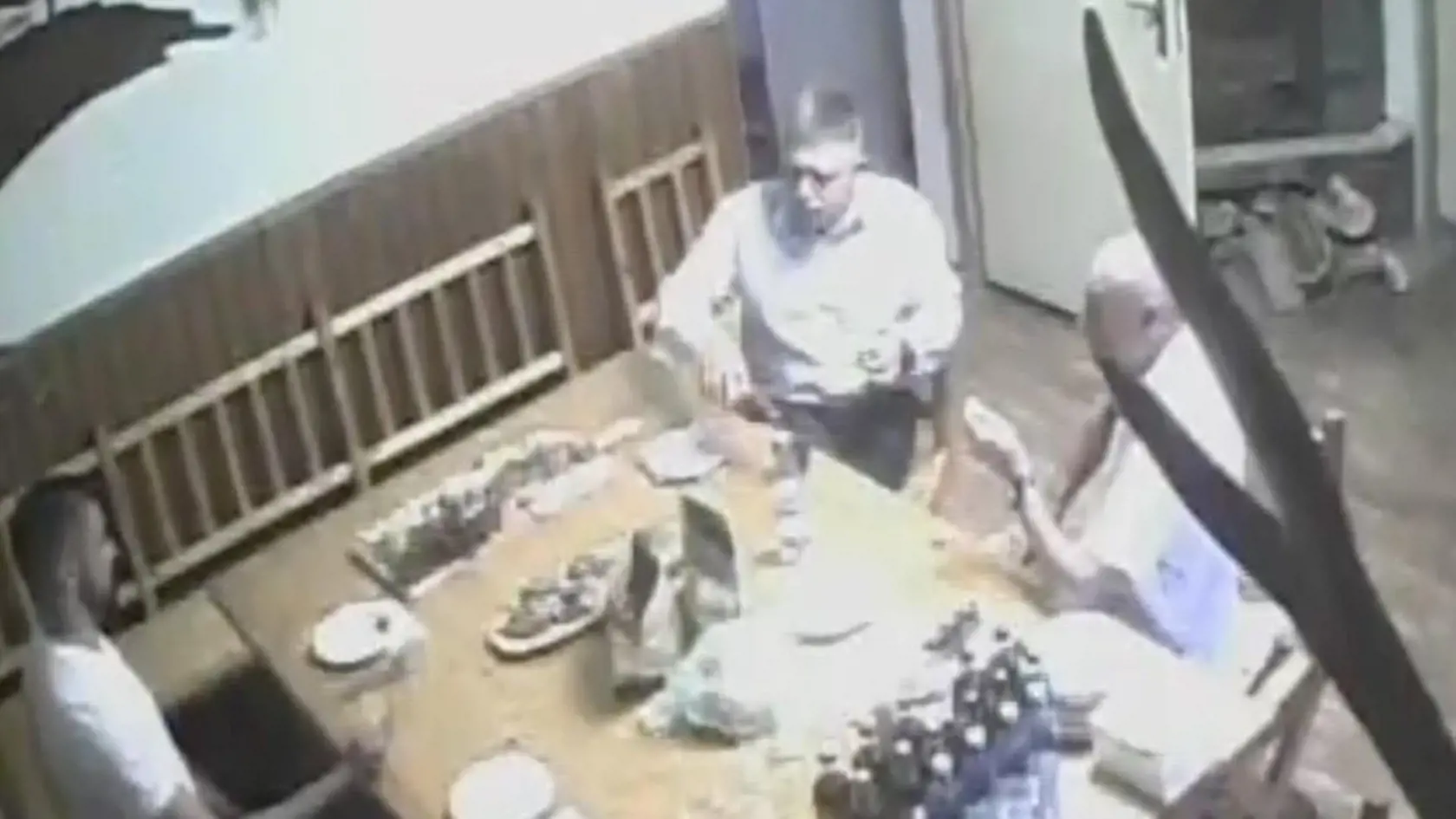 Robert Fico na policajných záberoch v priestoroch poľovníckej chaty.