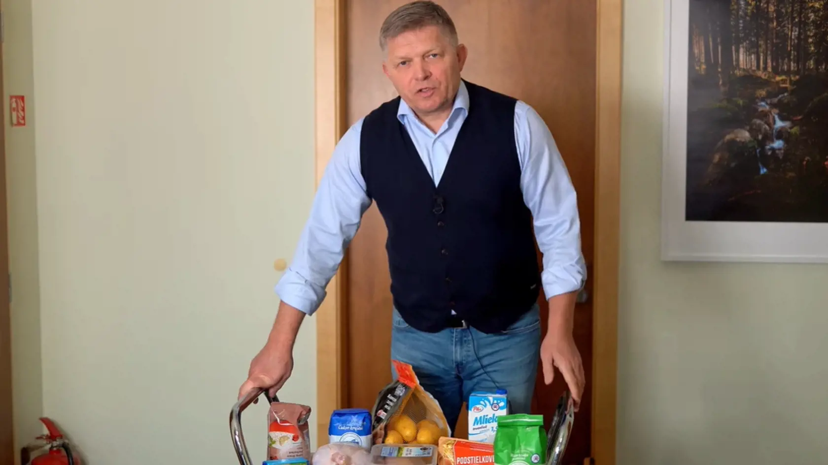 Expremiér a šéf Smeru-SD Robert Fico prekvapil videom, kde informoval, že bol na nákupoch v Poľsku, Maďarsku, Česku a Rakúsku.