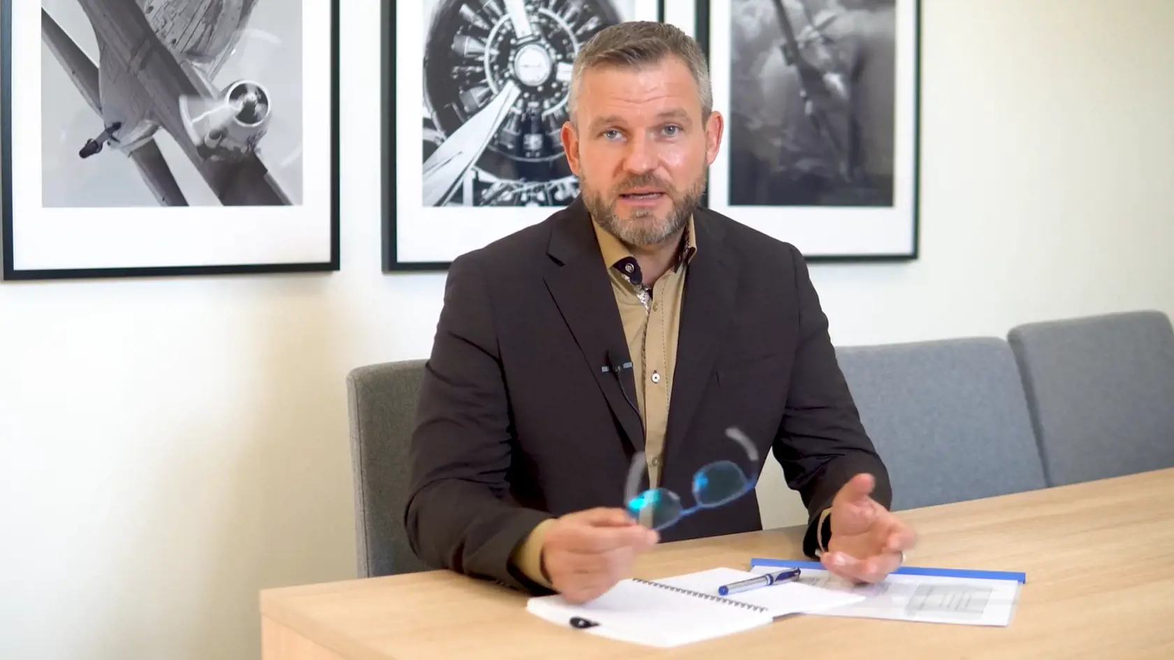 „Ak sa toto nezmení, mám vážne obavy, že dopadneme tak, ako pri Matovičovom reformnom lete, a na Slovensku sa opäť nestane vôbec  nič,“ hovorí Pellegrini.