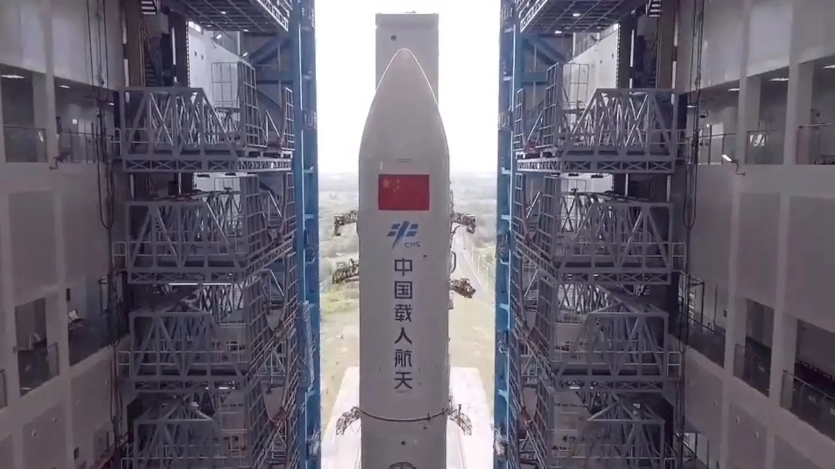 USA sledujú trajektóriu časti čínskej rakety, ktorá by sa mala zrútiť na Zem.