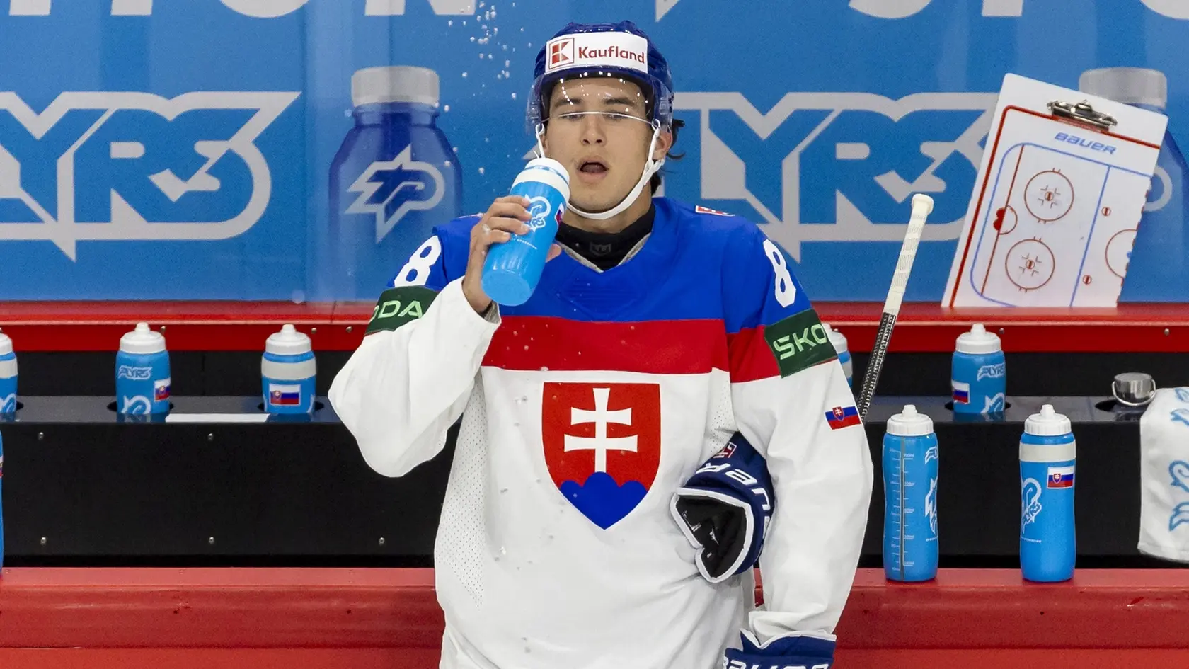Tretí zápas slovenskej hokejovej reprezentácie na MS 2025 v Štokholme. Na snímke je Martin Chromiak. 