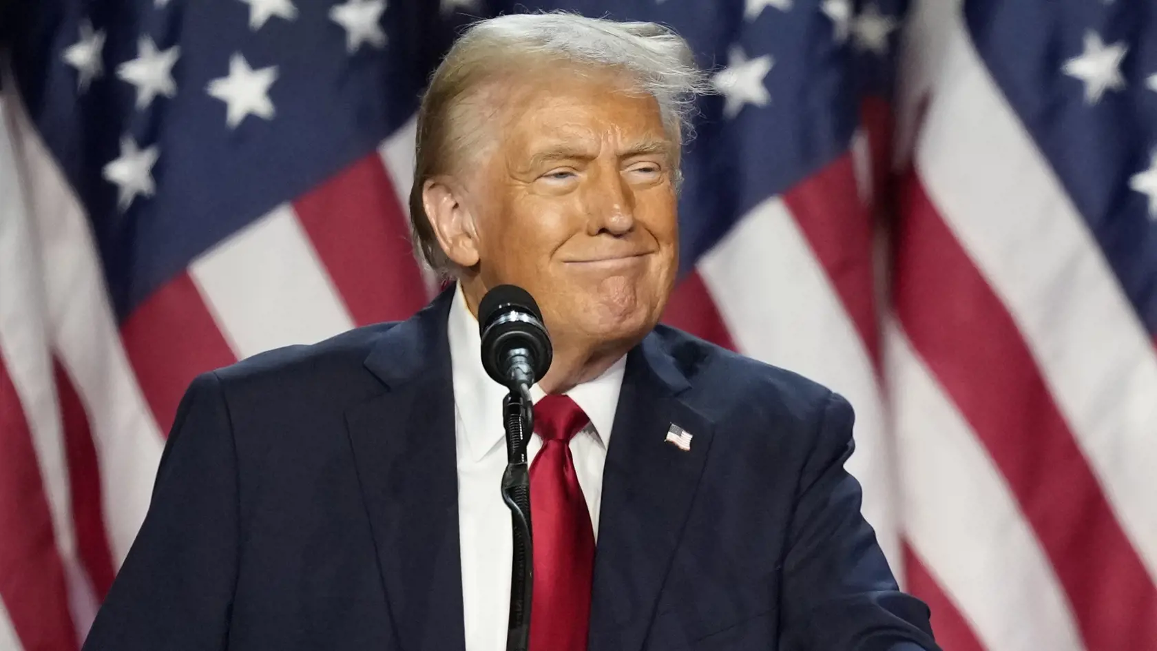 Republikánsky prezidentský kandidát a americký exprezident Donald Trump počas volebnej noci v americkom West Palm Beach 6. novembra 2024.  (AP Photo/Alex Brandon)