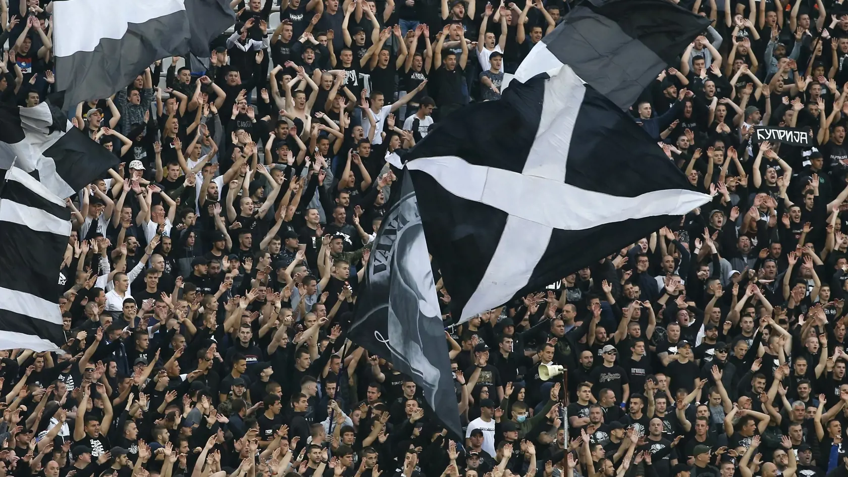 KK10 Belehrad - Na snímke z 10. júna 2020 futbaloví fanúšikovia Partizanu Belehrad pred semifinále Srbského pohára Partizan Belehrad - CZ Belehrad v Belehrade. Srbský futbalový majster Crvena Zvezda Belehrad v pondelok 22. júna 2020 informoval, že päť jeho hráčov sa nakazilo novým koronavírusom. Marko Gobeljič, Njegoš Petrovič, Dušan Jovančič a Marko Konatar sa necítili dobre pred sobotňajším záverečným zápasom Super ligy s Proleterom (2:1) a na štadióne sa neobjavili. Branko Jovičič nevykazoval