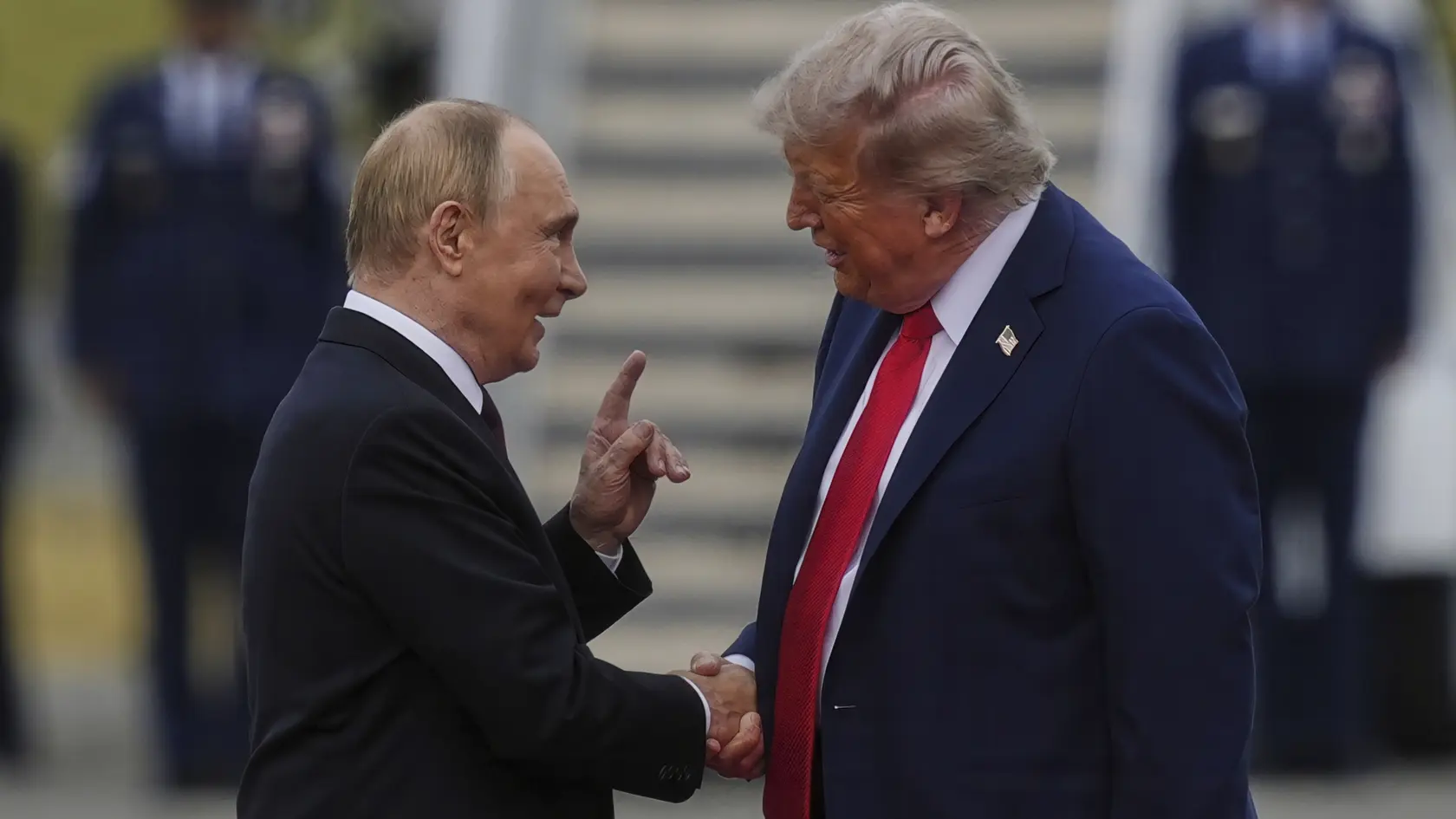 Ruský prezident Vladimir Putin a prezident USA Donald Trump počas stretnutia na Aljaške.