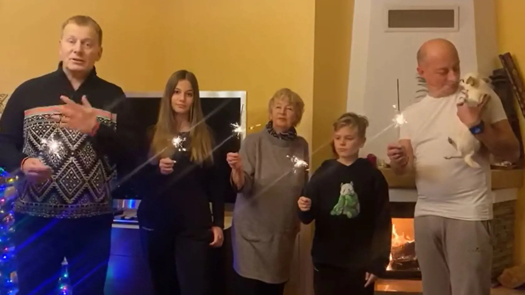 Boris Kollár z Donovalov: ŠŤASTNÝ NOVÝ ROK 2022! Prajeme vám pekné oslavy Silvestra v kruhu vašich blízkych a do nového roka hlavne veľa zdravia, štastia, lásky a úspechov.