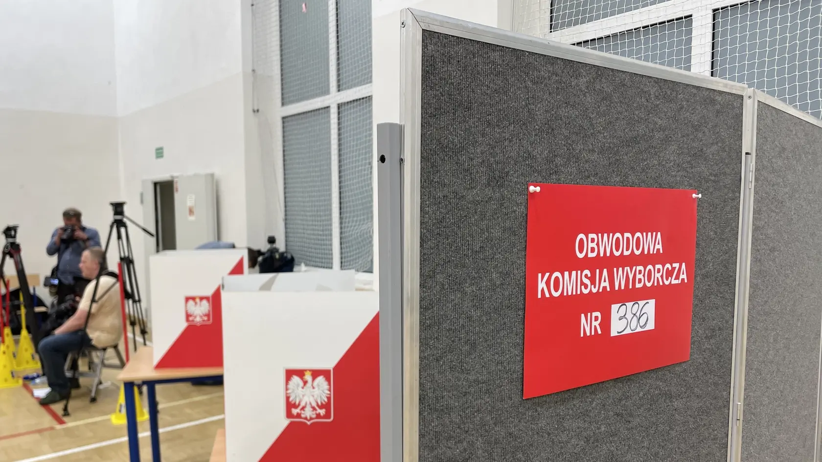 Na snímke priestor na úpravu hlasovacích lístkov vo volebnej miestnosti vo Varšave počas druhého kola prezidentských volieb v Poľsku v nedeľu 1. júna 2025. FOTO TASR - Slavomír Gregorík