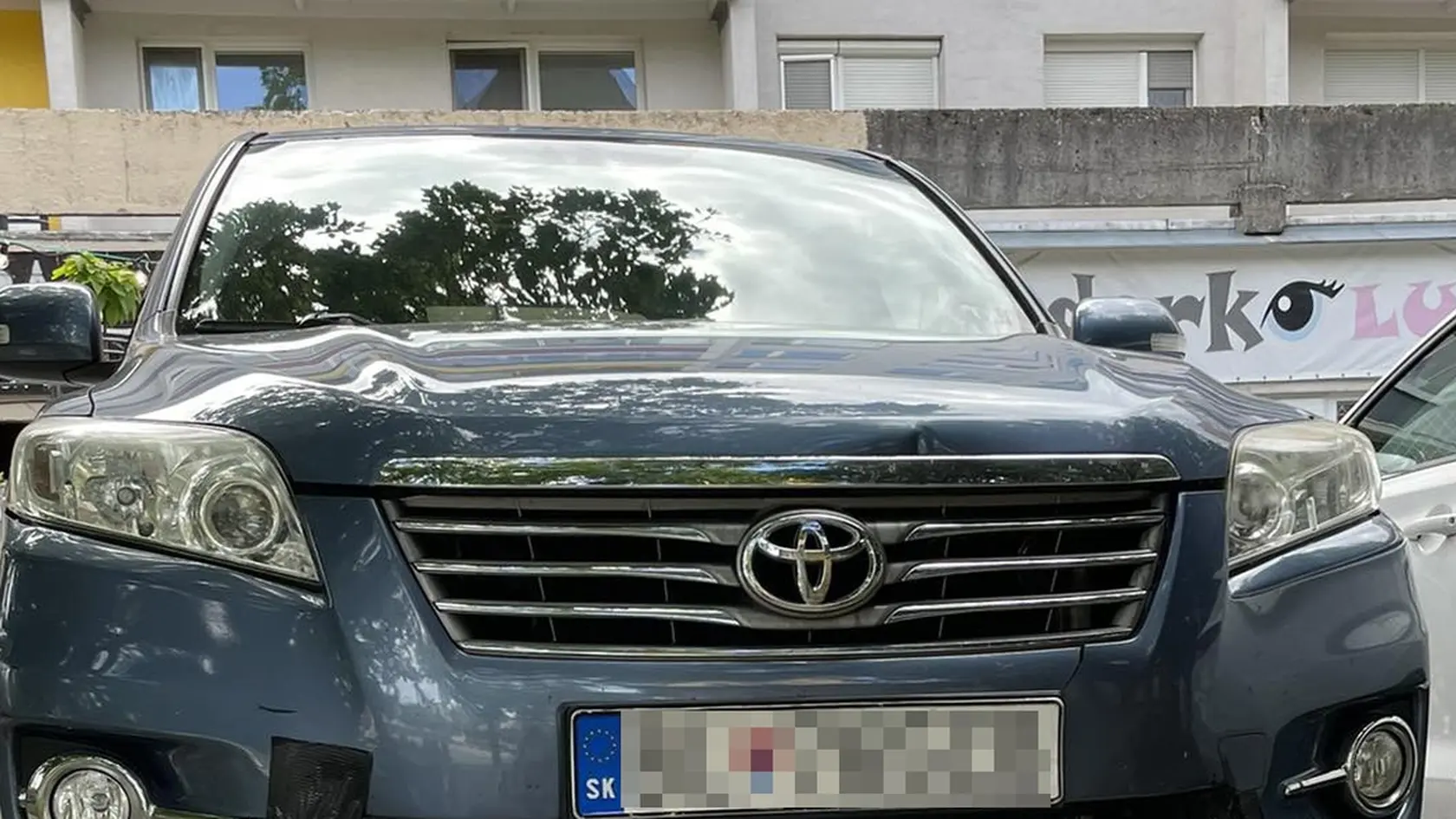 Arogantný šofér znemožnil Kristíne prejsť s kočíkom a trojkolkou.