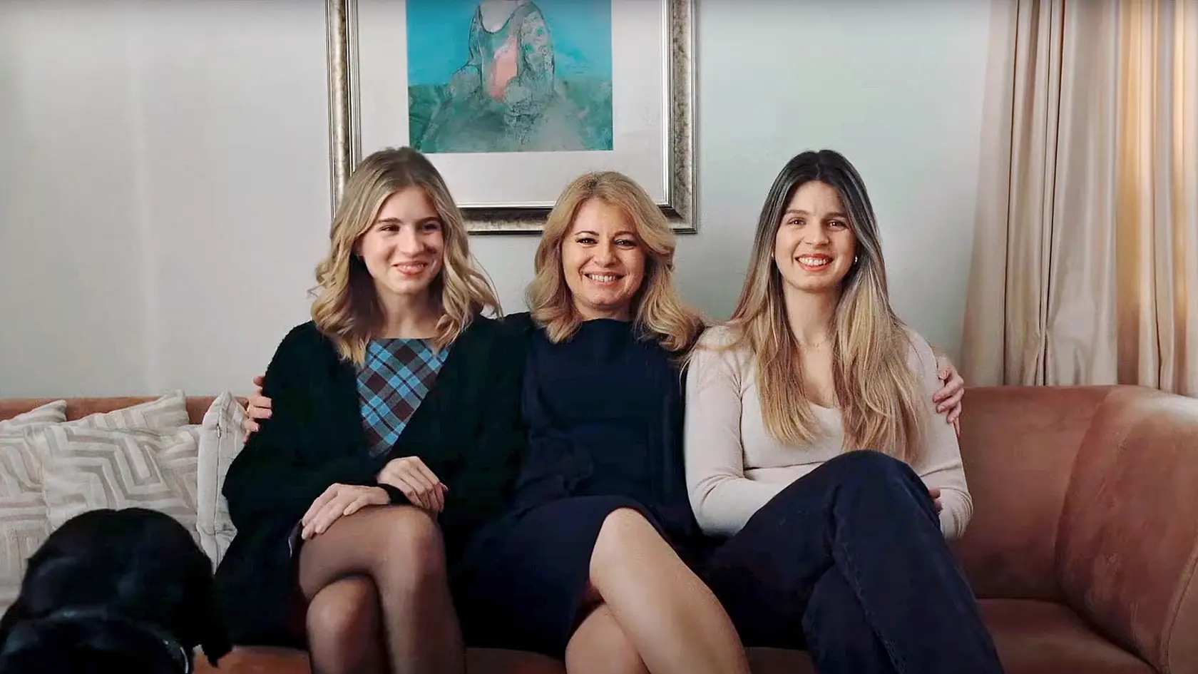 Zuzana Čaputová so svojimi dcérami Emmou (vľavo) a Leou.
