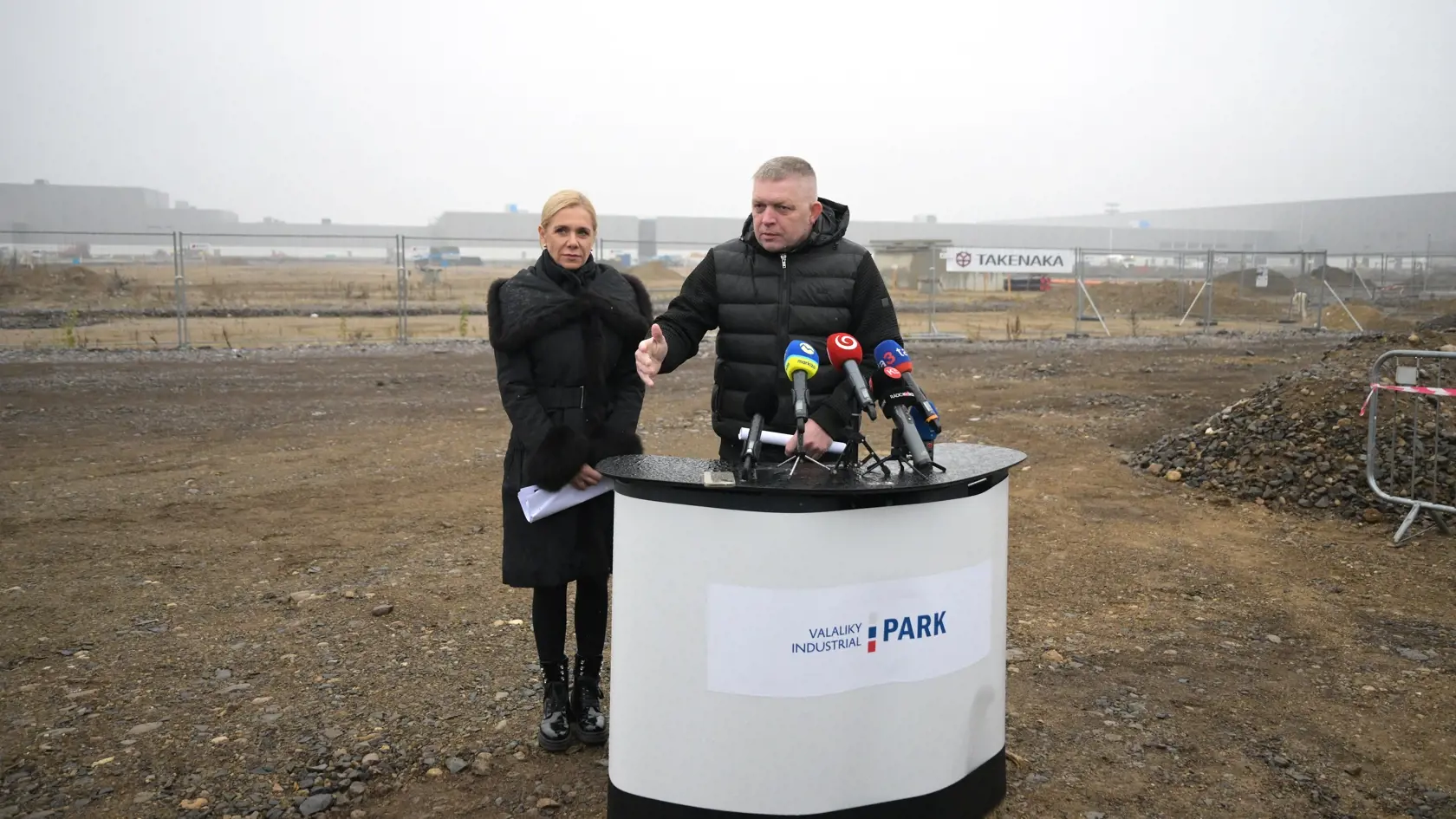 Na snímke sprava predseda vlády SR Robert Fico  (Smer-SD) a podpredsedníčka vlády a ministerka hospodárstva SR Denisa Saková (Hlas-SD) počas tlačovej konferencie v priemyselnom parku Valaliky 28. novembra 2024 na stretnutí s predstaviteľmi spoločností Valaliky Industrial Park a MH Invest k aktuálnej situácii v súvislosti s výstavbou závodu Volvo.