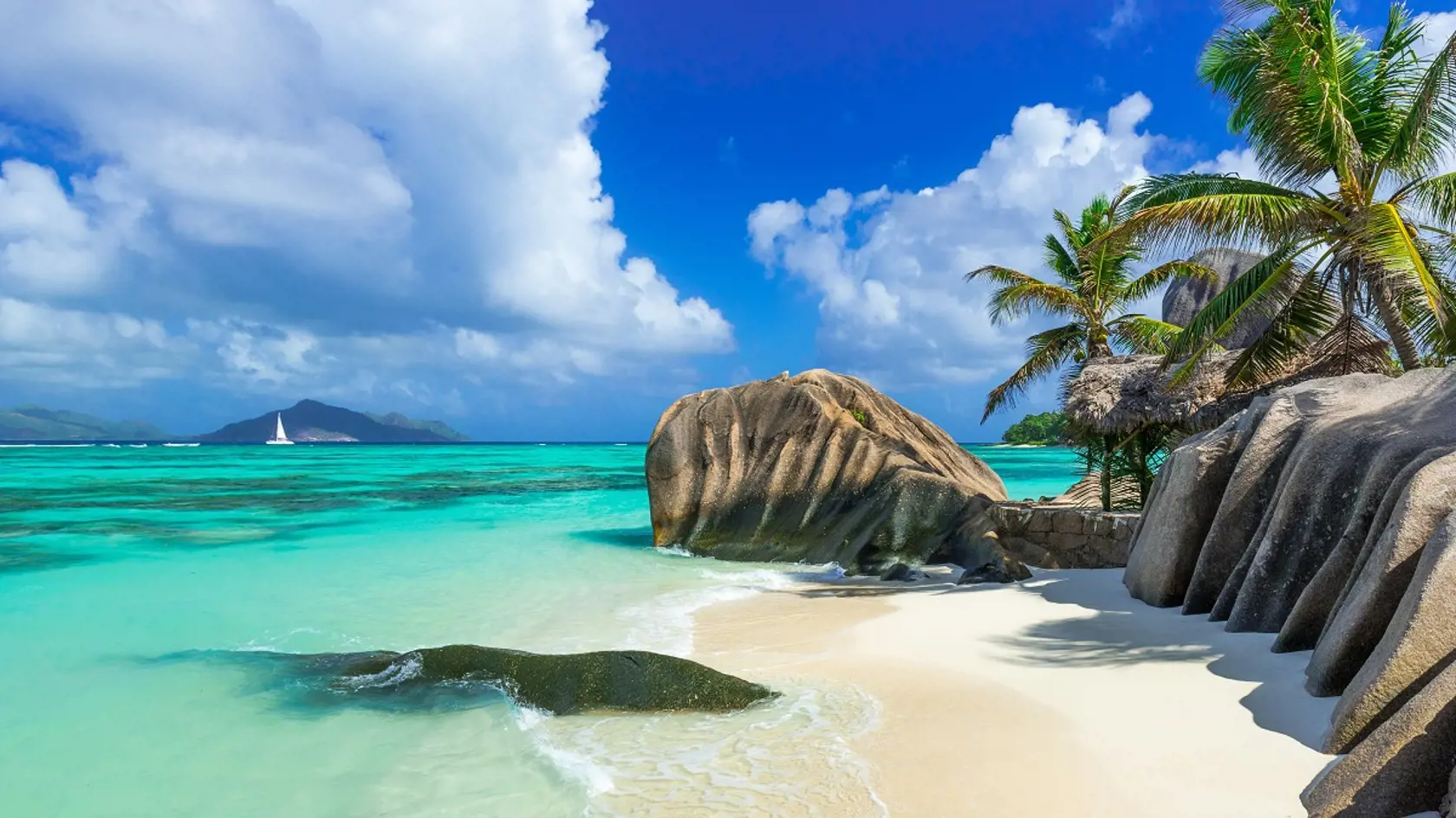 Na Seycheloch sa opäť zatvárajú školy. Tretina aktívnych prípadov sú plne zaočkovaní, očkujú tu Sinopharmom a AstraZenecou vyrobenou v Indii.