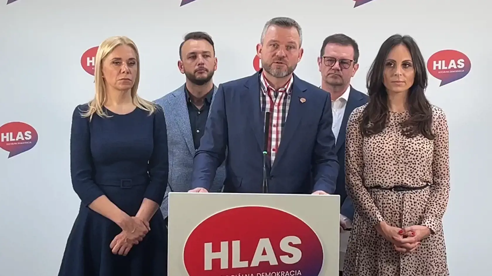 Saková aj Dolinková už aj inokedy stavili na nežný dievčenský look a obliekli si krátke lolitkovské šaty...