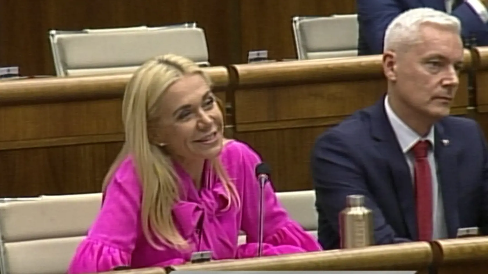 "Dneska veľmi dobre vyzeráte, sekne vám to, pre mňa ste dnes princezná," povedal Kollár Sakovej. Na výroku Kollára si okamžite zgustli aj internetoví vtipkári. Jedni v ňom videli nezameniteľný šarm šéfa parlamentu, pre iných to rovno naznačovalo nenápadné dohadovanie budúceho spojenectva medzi Hlasom a Sme rodinou.
