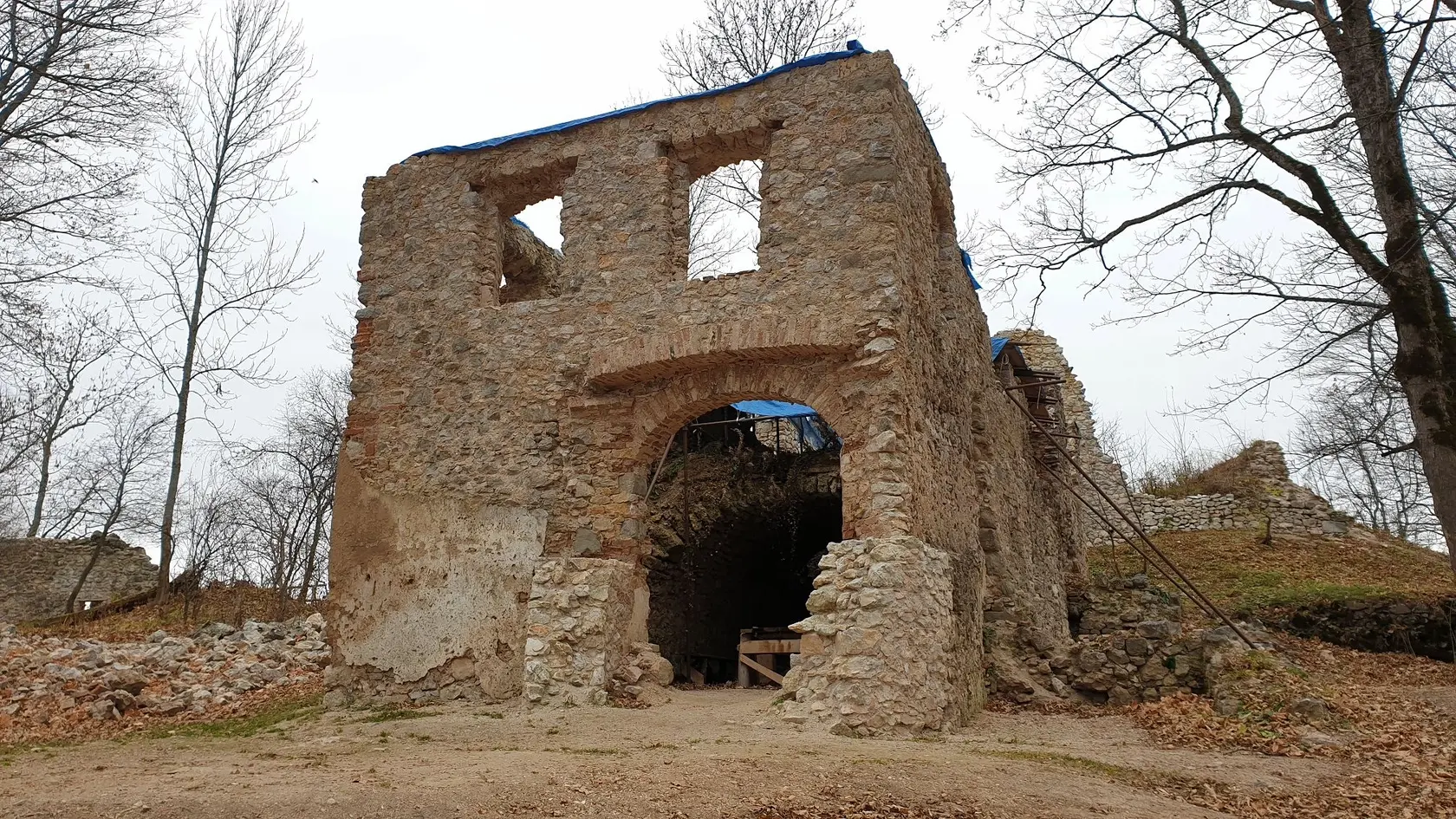 Nižkova dolinka sa nachádza pri vstupe na náučný chodník smerujúci na Muránsky hrad.