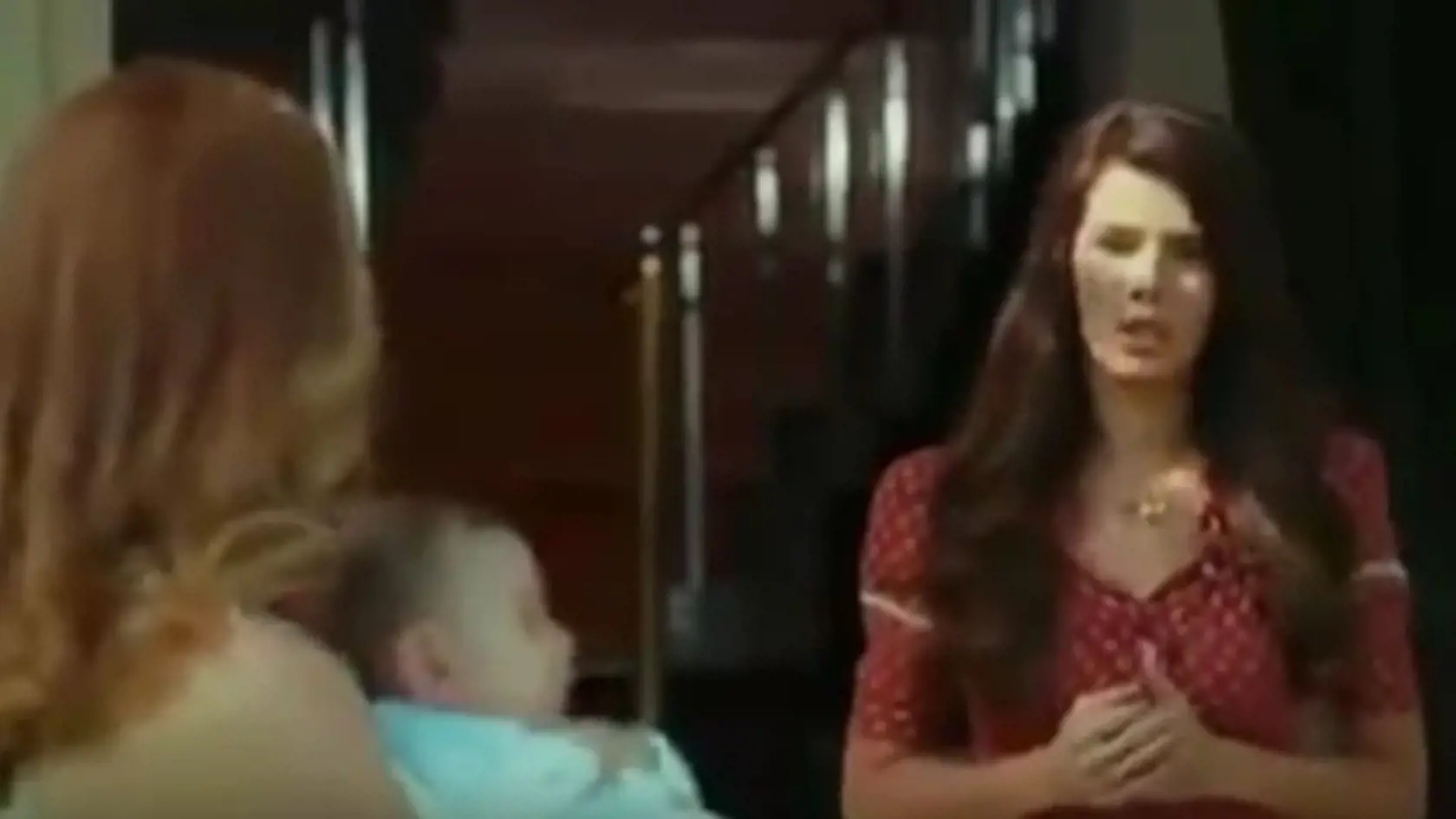 Elif sa stane náhradnou matkou a porodí dieťa Kahramanovi a jeho manželke.