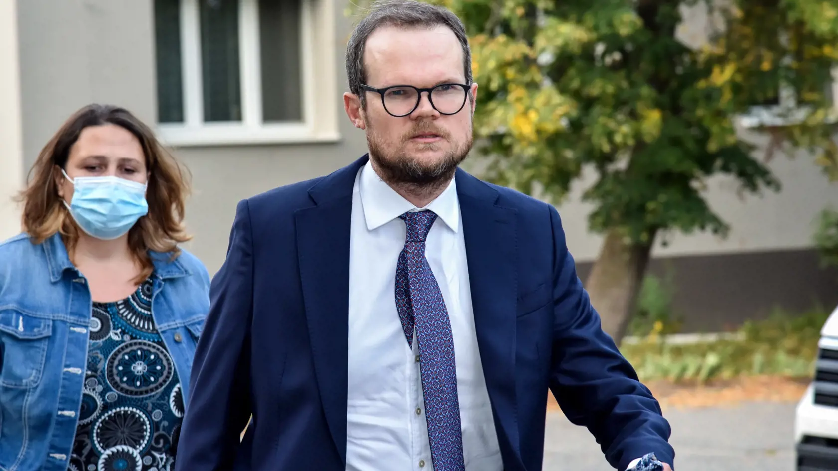 Sudca pre prípravné konanie Okresného súdu (OS) Bratislava III bude v stredu podvečer rozhodovať o návrhu prokurátora Krajskej prokuratúry (KS) v Bratislave stíhať osoby zadržané v rámci akcie Úradu inšpekčnej služby (ÚIS). Na snímke advokát Peter Kubina prichádza na Okresný súd (OS) Bratislava III, 15. septembra 2021 v Bratislave. FOTO TASR - Pavol Zachar