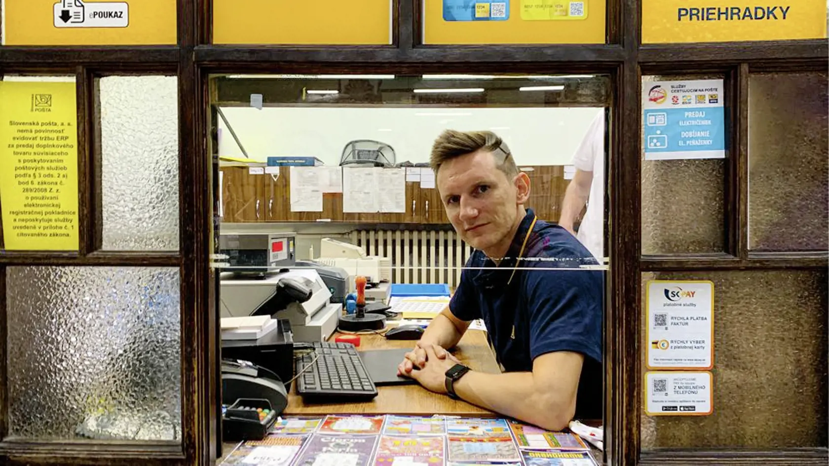Poštár. Deň za priehradkou pošty si vraj užil.