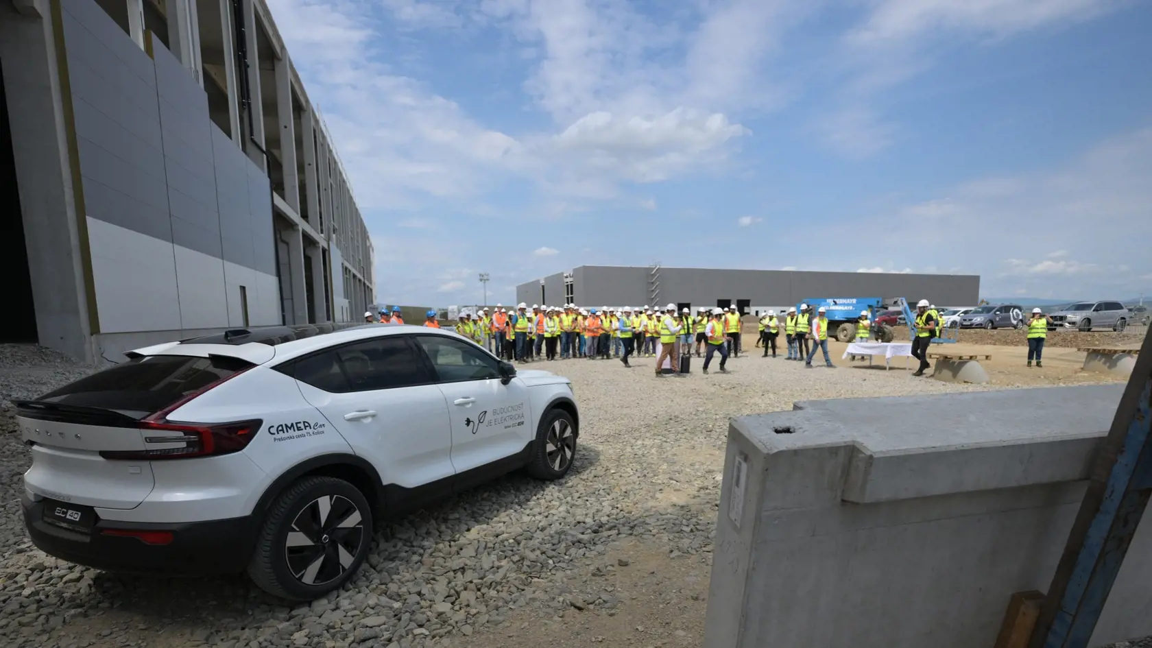 Snímka zo slávnostného postavenia posledného piliera prvej fázy výstavby závodu Volvo Car Košice, ktorú realizuje firma Takenaka.