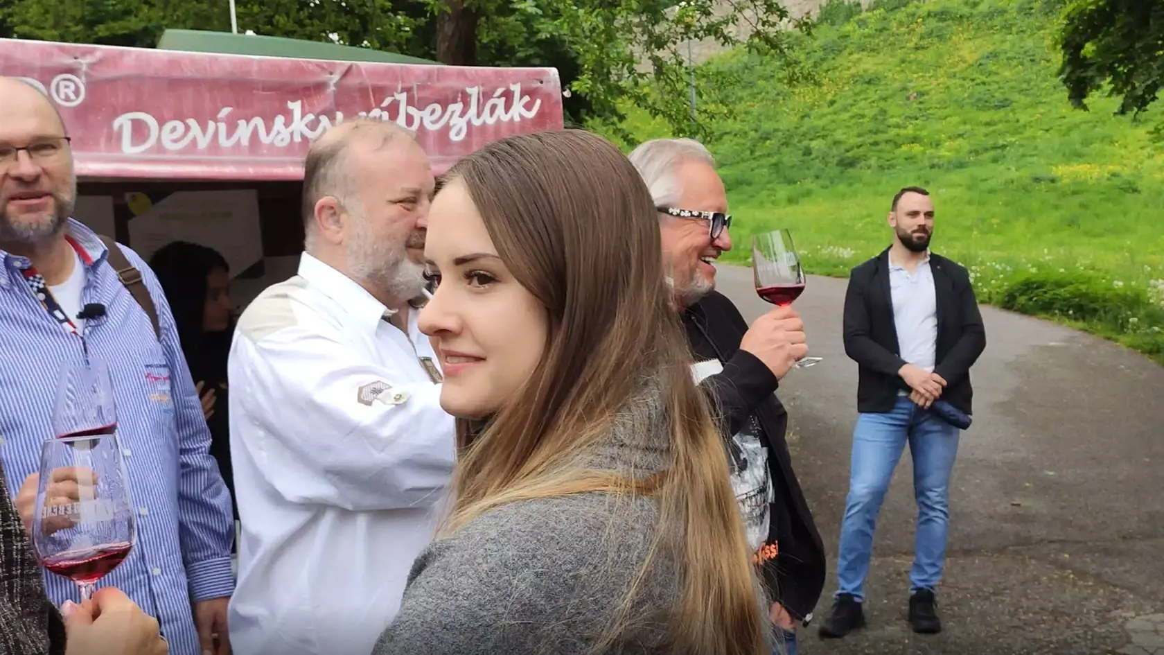 Rodinka Geissenovcov navštívila počas druhého dňa svojej návštevy na Slovensku zrúcaninu hradu Devín v Bratislave. Carmen, Roberta, Shaniu a Davinu sprevádzali predseda BSK Juraj Droba a minister hospodárstva Richard Sulík.