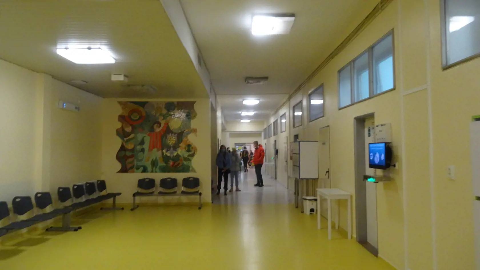 Na oddelenie onkológie sa rodičia s deťmi dostanú po dlhých chodbách. Prechádzajú okolo odborných ambulancií, kde sú preplnené čakárne.