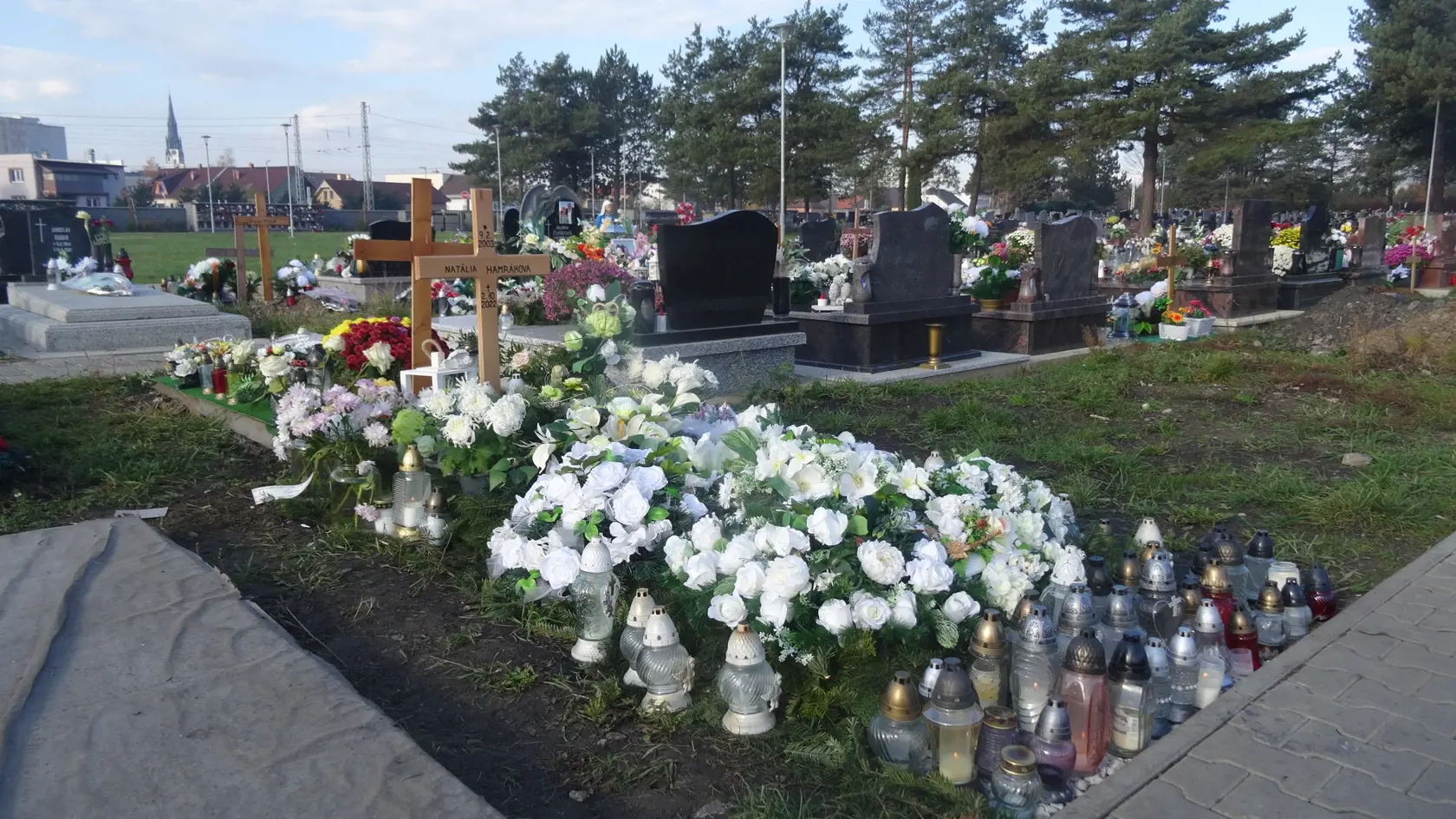 Hrob Natálie Hamrákovej v Spišskej Novej Vsi tesne po pohrebe bol obsypaný množstvom bielych kvetov.